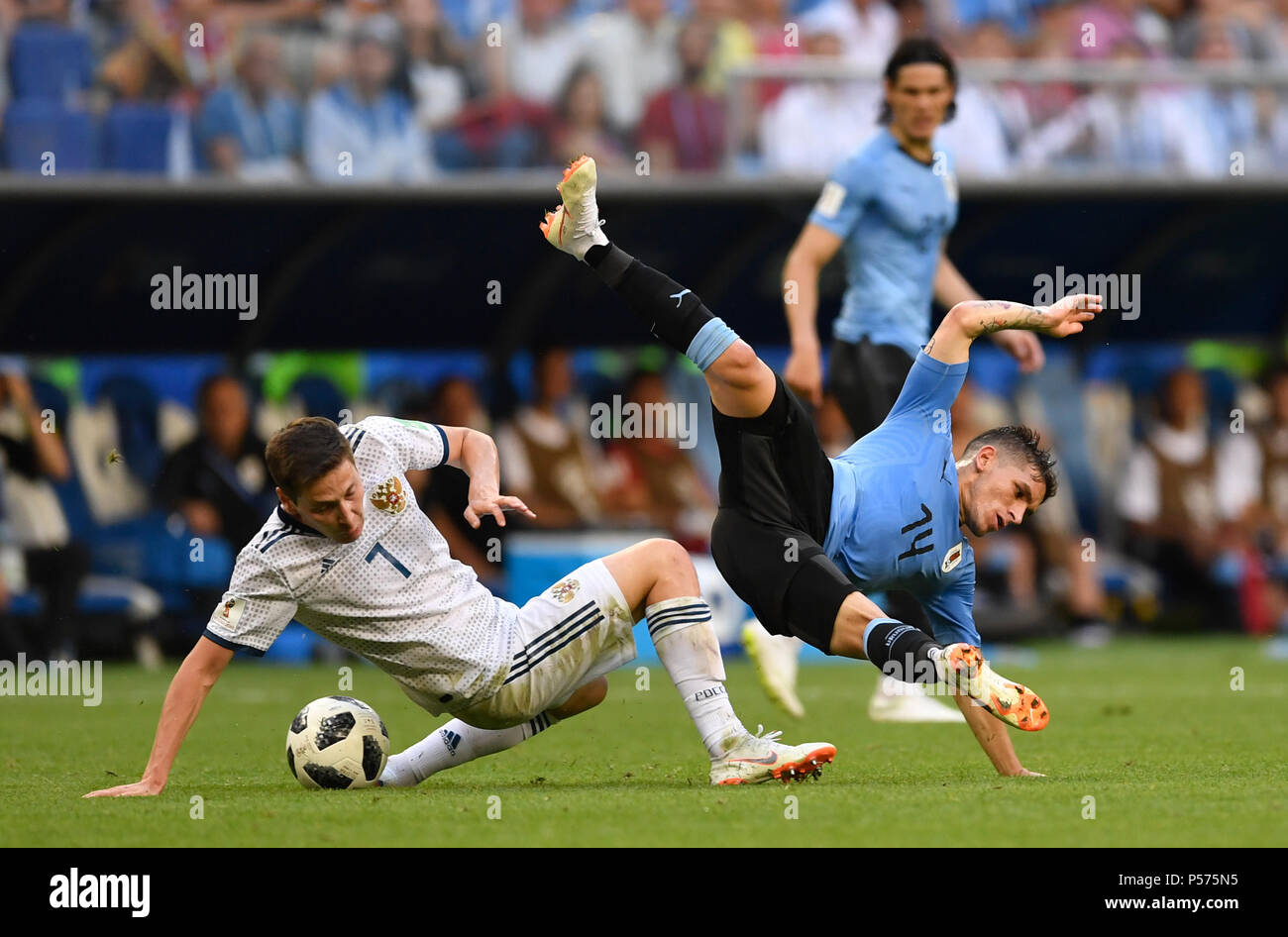 Samara, Russia. 25th June, 2018. Soccer: World Cup, group stages, group A, 3rd matchday Uruguay vs Russia, at Samara Stadium. Russia's Daler Kuzyayev (L) and Uruguay's Lucas Torreira vie for the ball. Credit: Marius Becker/dpa/Alamy Live News Stock Photo