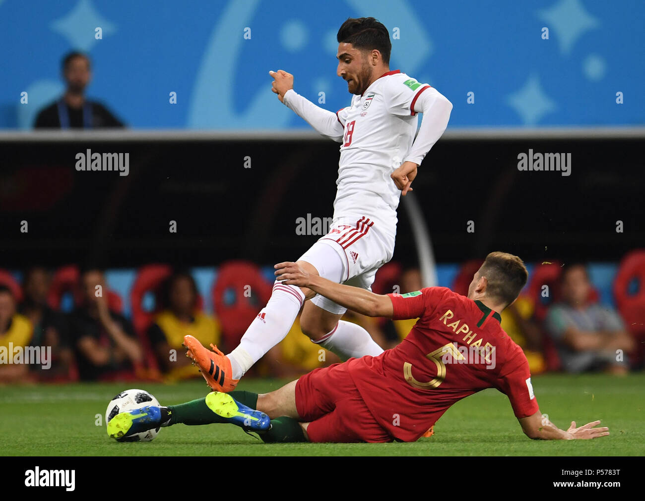 Saransk, Russia. 25th June, 2018. Soccer: FIFA World Cup 2018, Iran vs Portugal, group stages, group B, 3rd matchday: Iran's Alireza Jahanbakhsh (top) and Portugal's Raphael Guerreiro vie for the ball. Credit: Andreas Gebert/dpa/Alamy Live News Stock Photo