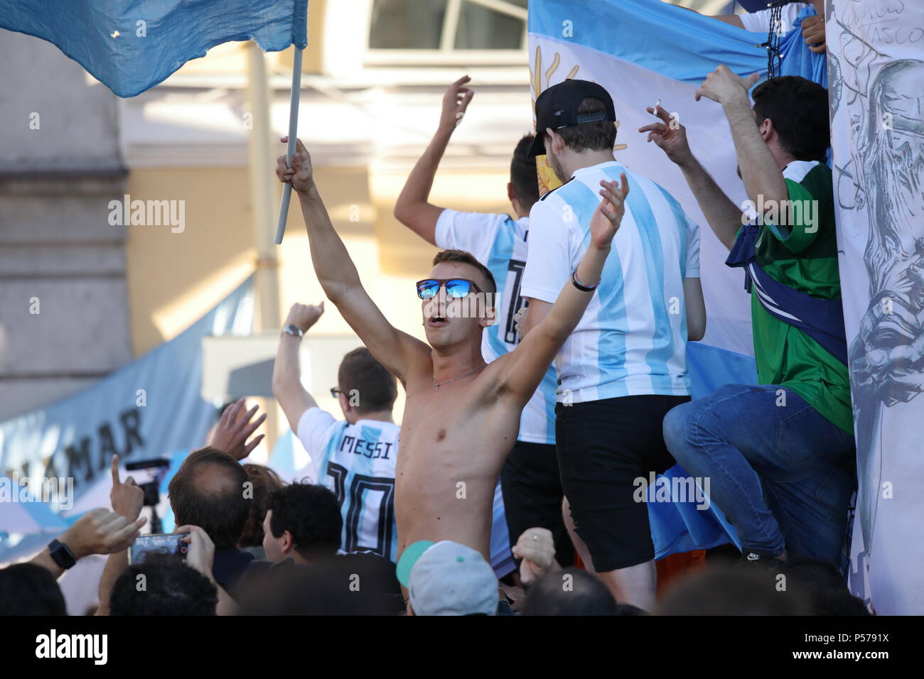 St. Petersburg, Russia, 25th June, 2018. Crowd of Argentinian football fans at Solo Sokos Palace Bridge hotel in Saint-Petersburg where national team player Lionel Messi is stayed, on the day before FIFA World Cup 2018 match Argentina vs Nigeria. The match will be held on Saint Petersburg stadium and will determine whether Argentina will pass into the knockout stage Credit: StockphotoVideo/Alamy Live News Stock Photo