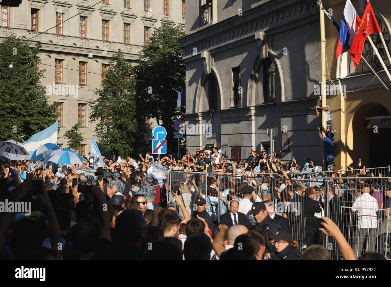 St. Petersburg, Russia, 25th June, 2018. Crowd of Argentinian football fans at Solo Sokos Palace Bridge hotel in Saint-Petersburg where national team player Lionel Messi is stayed, on the day before FIFA World Cup 2018 match Argentina vs Nigeria. The match will be held on Saint Petersburg stadium and will determine whether Argentina will pass into the knockout stage Credit: StockphotoVideo/Alamy Live News Stock Photo