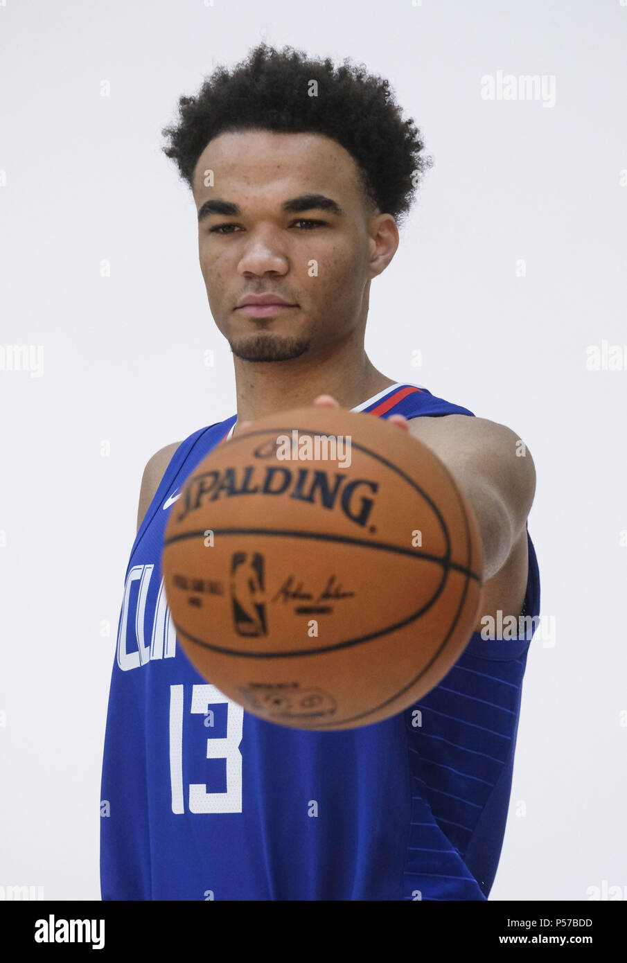 Los Angeles, California, USA. 25th June, 2018. Los Angeles Clippers rookie guard Jerome Robinson poses for photos after being introduced during a news conference in Los Angeles, Monday, June 25, 2018. Robinson, who played at Boston College, was drafted 13th by the Clippers. Credit: Ringo Chiu/ZUMA Wire/Alamy Live News Stock Photo