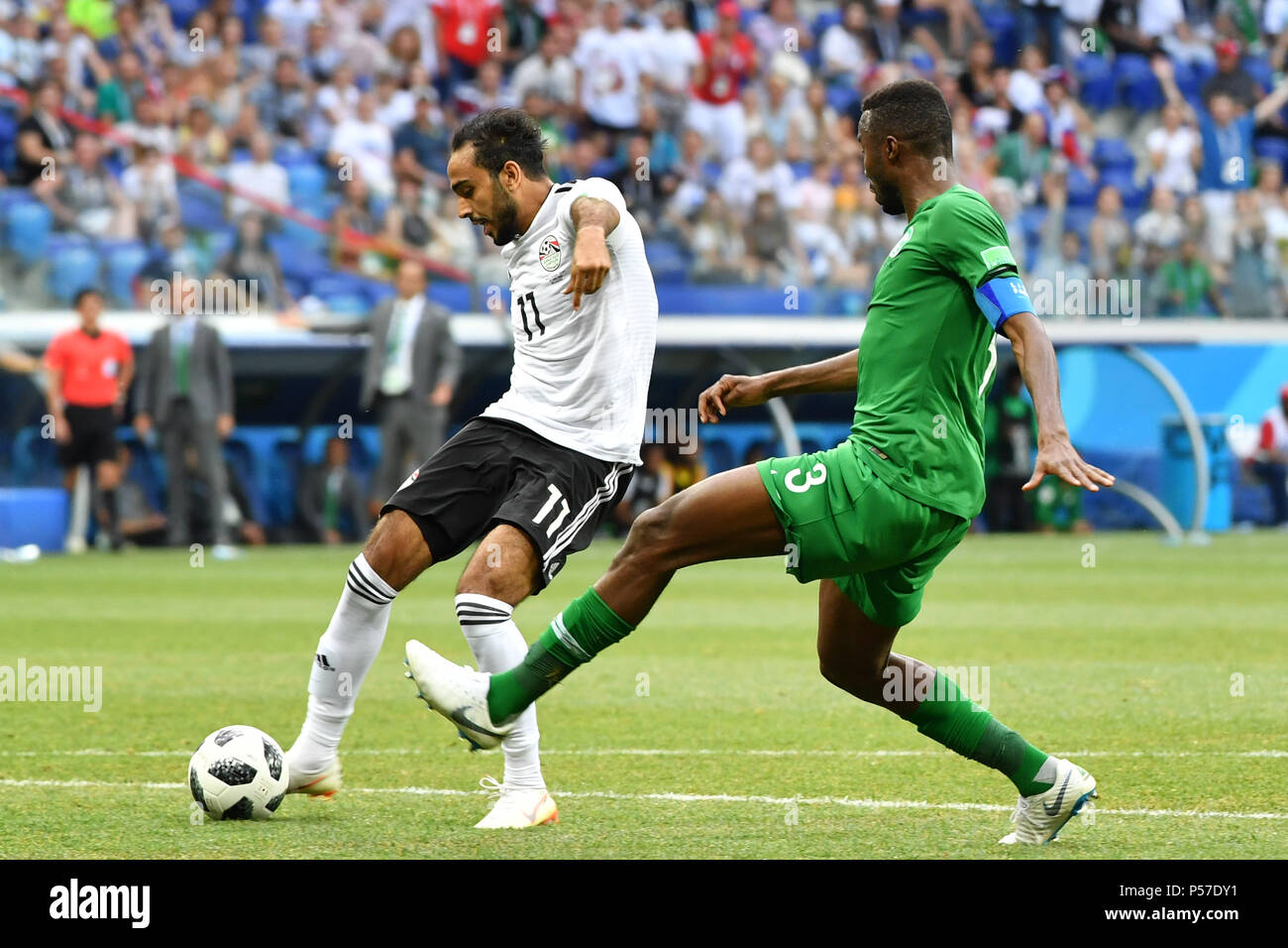 Volgograd, Russland. 25th June, 2018. KAHRABA (EGY), Action, duels versus Osama HAWSAWI (KSA). Saudi Arabia (KSA) Egypt (EGY) 2-1, Preliminary Round, Group A, Game 34, on 25.06.2018 in Volgograd, Volgograd Arena. Football World Cup 2018 in Russia from 14.06. - 15.07.2018. | usage worldwide Credit: dpa/Alamy Live News Stock Photo