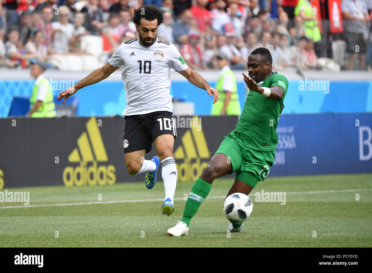 Volgograd, Russland. 25th June, 2018. Mohamed SALAH (EGY), Action, duels versus Motaz HAWSAWI (KSA). Saudi Arabia (KSA) Egypt (EGY) 2-1, Preliminary Round, Group A, Game 34, on 25.06.2018 in Volgograd, Volgograd Arena. Football World Cup 2018 in Russia from 14.06. - 15.07.2018. | usage worldwide Credit: dpa/Alamy Live News Stock Photo