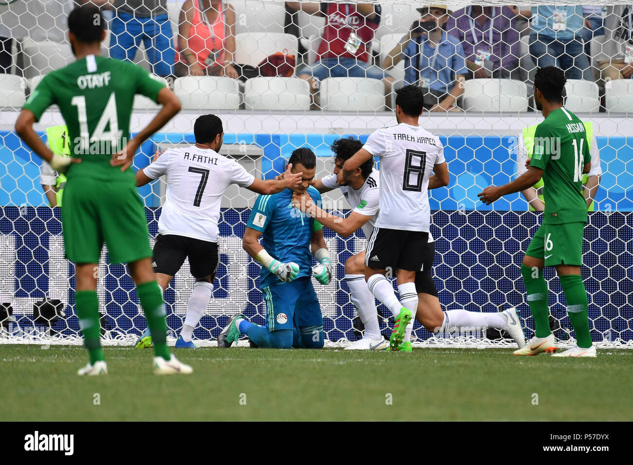 Volgograd, Russland. 25th June, 2018. Players are pleased with goalkeeper Essam EL HADARY (EGY) over a penalty, penalty kick, jubilation, joy, enthusiasm . Action. Saudi Arabia (KSA) Egypt (EGY) 2-1, Preliminary Round, Group A, Game 34, on 25.06.2018 in Volgograd, Volgograd Arena. Football World Cup 2018 in Russia from 14.06. - 15.07.2018. | usage worldwide Credit: dpa/Alamy Live News Stock Photo