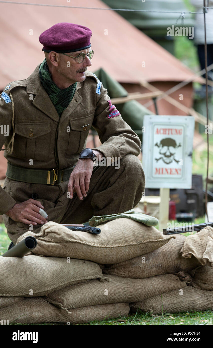 Airborne uniform hi-res stock photography and images - Alamy