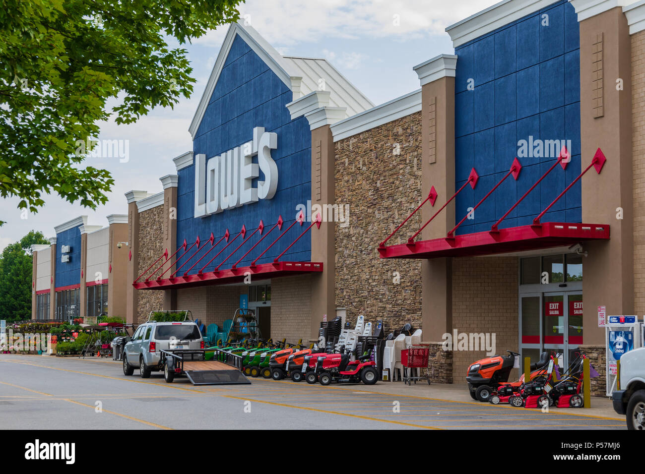 Hickory Nc Usa 23 June 18 Lowe S Companies Inc Operates A A Chain Of 2370 Home Improvement And Hardware Stores In The U S Canada And Mexico Stock Photo Alamy