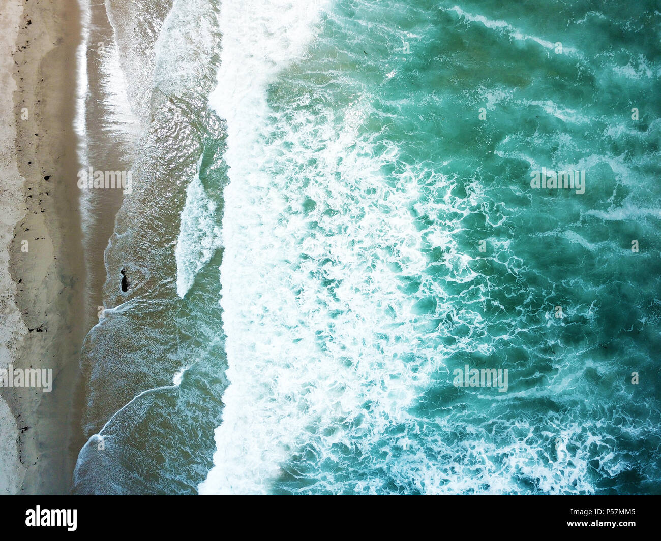 Ocean waves drone hi-res stock photography and images - Alamy
