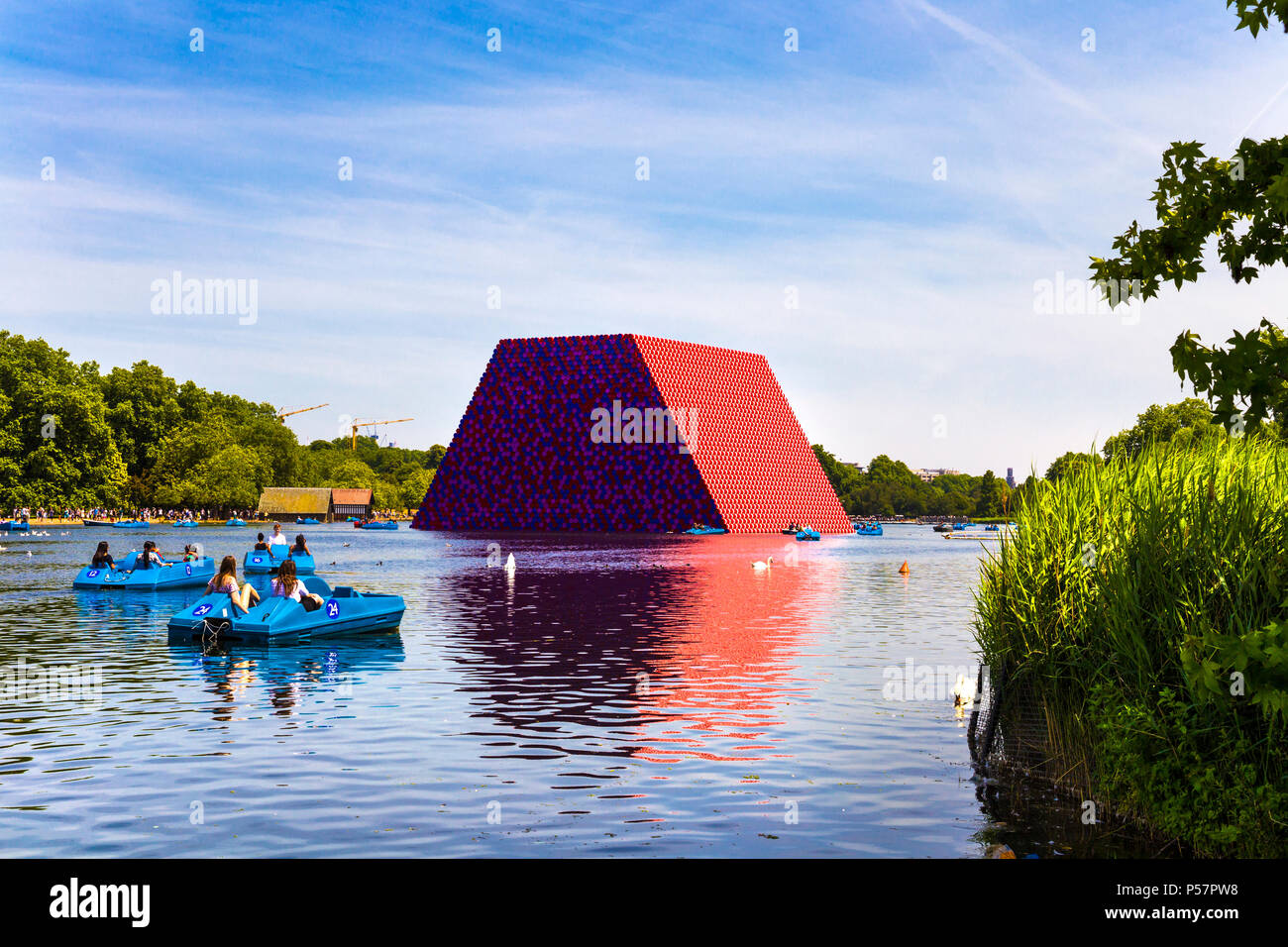 June 2018 - The Mastaba sculpture by Christo and Jeanne-Claude floating in the Serpentine Lake in Hyde Park, London, UK Stock Photo