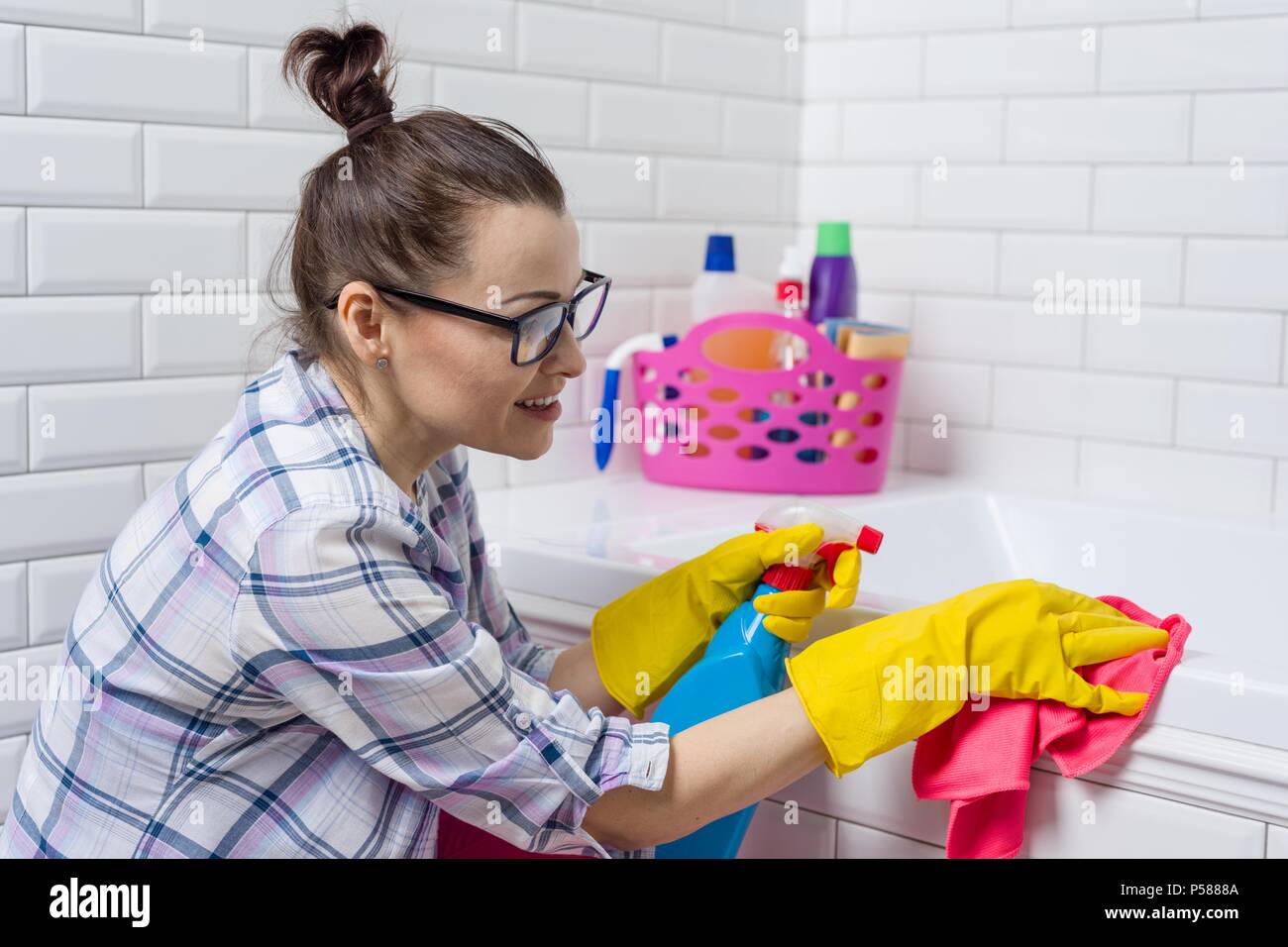 Cleaning bathtub hi-res stock photography and images - Alamy