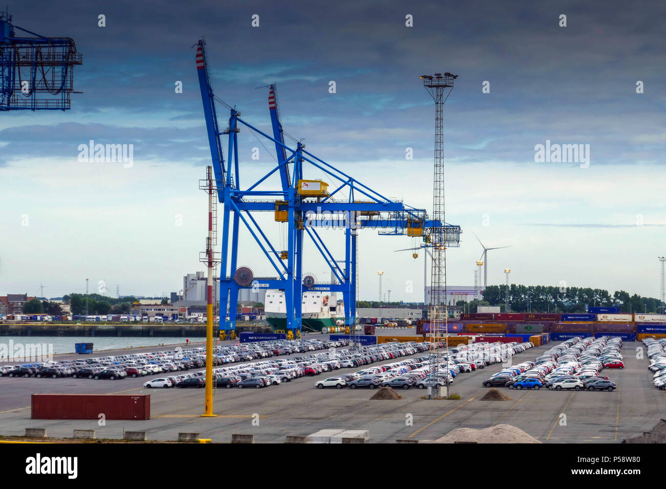 Cranes, cars and containers, Zeebrugge ferry terminal, Zeebrugge to Hull,  Zeebrugge, Belgium Stock Photo - Alamy