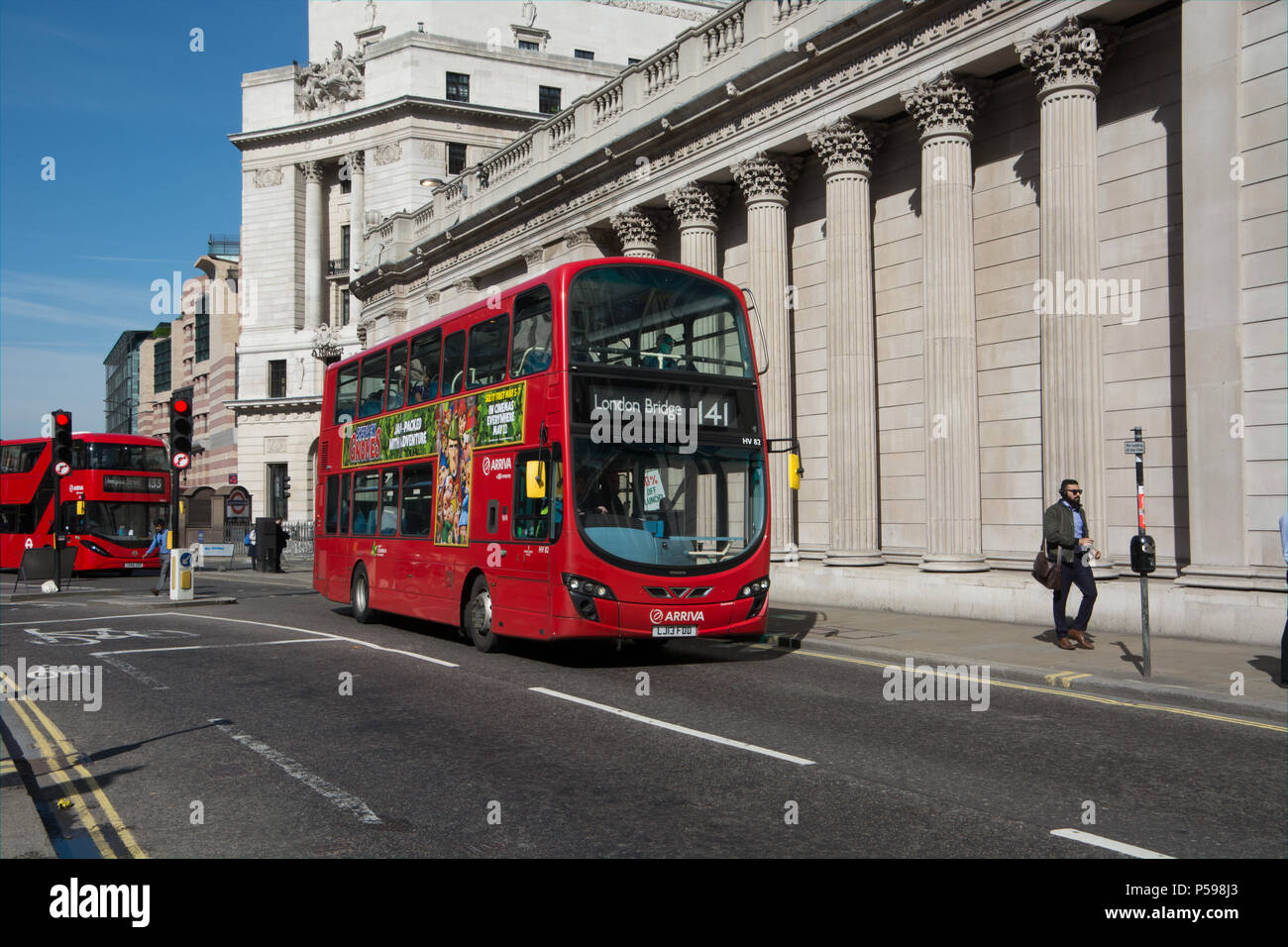 A hybrid bus operated by Arriva London travels along Threadneedle street past the Bank of England Stock Photo