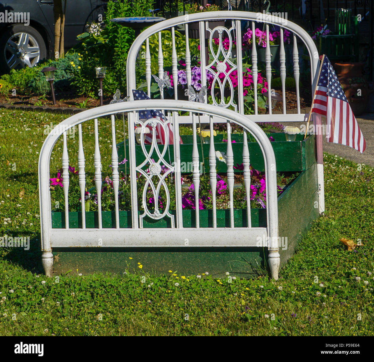 Flower bed grass hi-res stock photography and images - Alamy