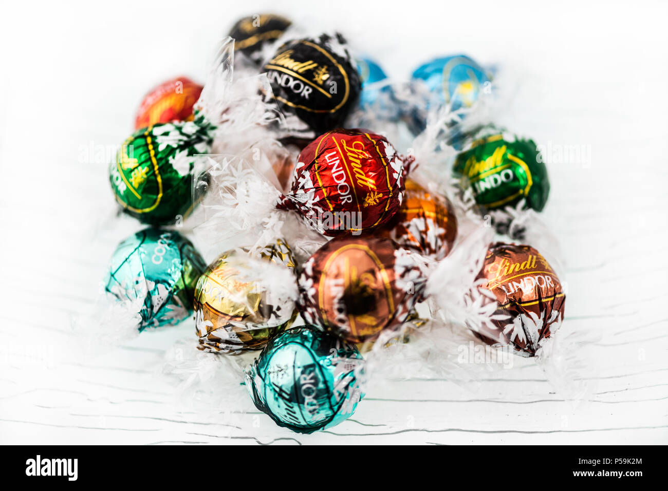 https://c8.alamy.com/comp/P59K2M/product-photography-of-chocolate-bonbons-of-the-lindt-brand-P59K2M.jpg