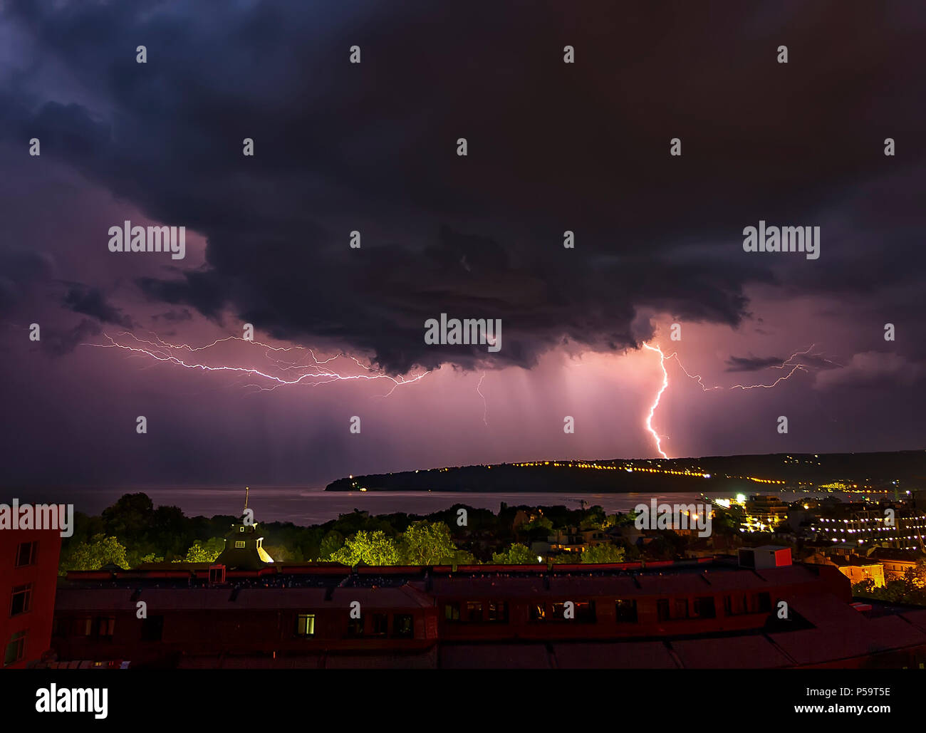 Lightning strikes over city night hi-res stock photography and images ...