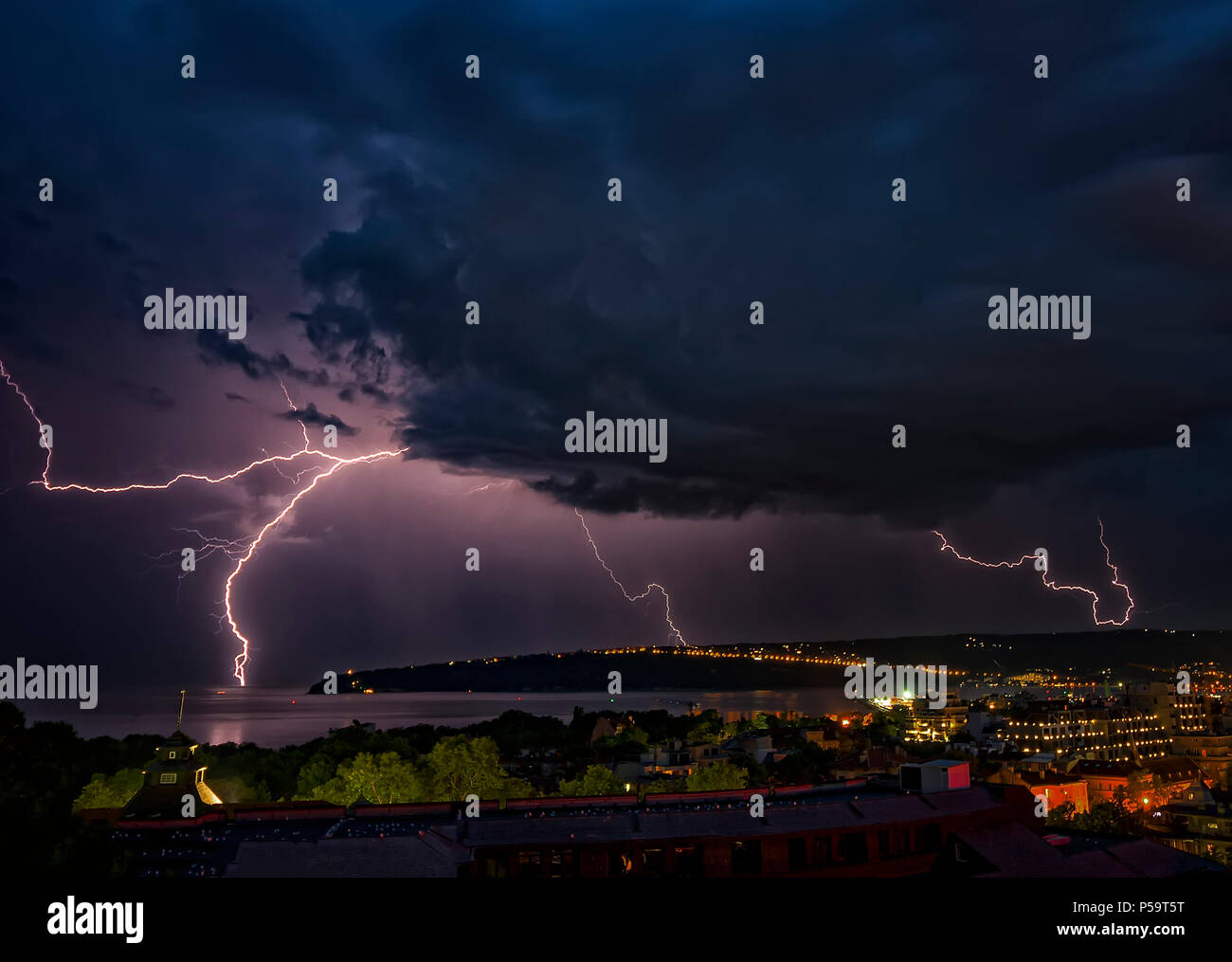 Stunning shots of thunder and clouds Stunning shots of thunder and clouds