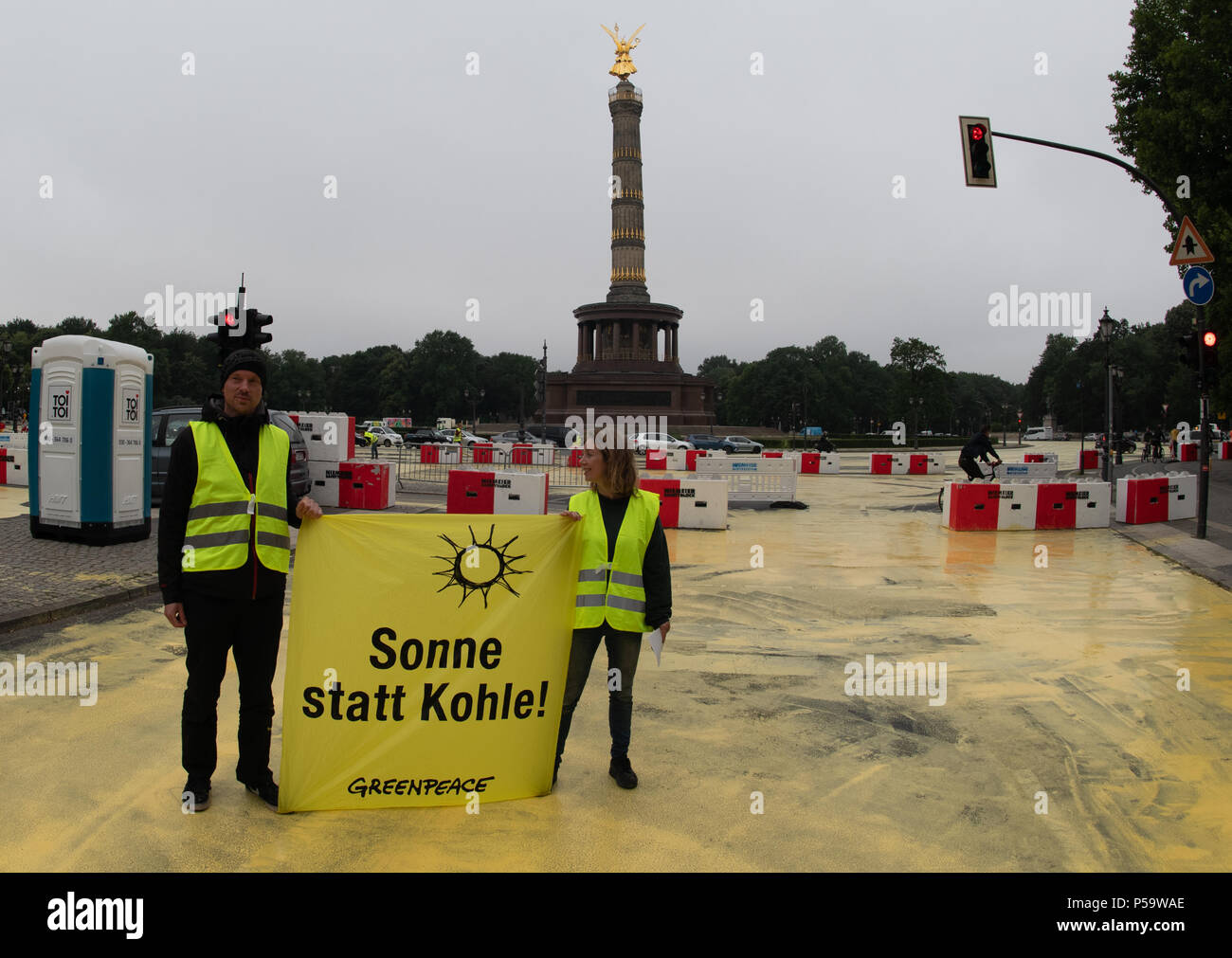26 June 18 Berlin Germany Activits Of The Environmental Organisation Greenpeace Paint The Area Surrounding The Grosser Stern Plaza And The Victory Column With Biodegradable Yellow Paint The Slogan Of The Protest