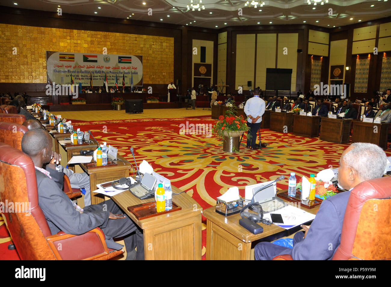 Khartoum, Sudan. 25th June, 2018. A new round of peace talks is held in Khartoum, Sudan, June 25, 2018. South Sudan President Salva Kiir Mayardit and the opposition leader Riek Machar started a new round of peace talks on Monday in Khartoum, in renewed efforts to peacefully settle the conflict in their country. Credit: Mohamed Khidir/Xinhua/Alamy Live News Stock Photo