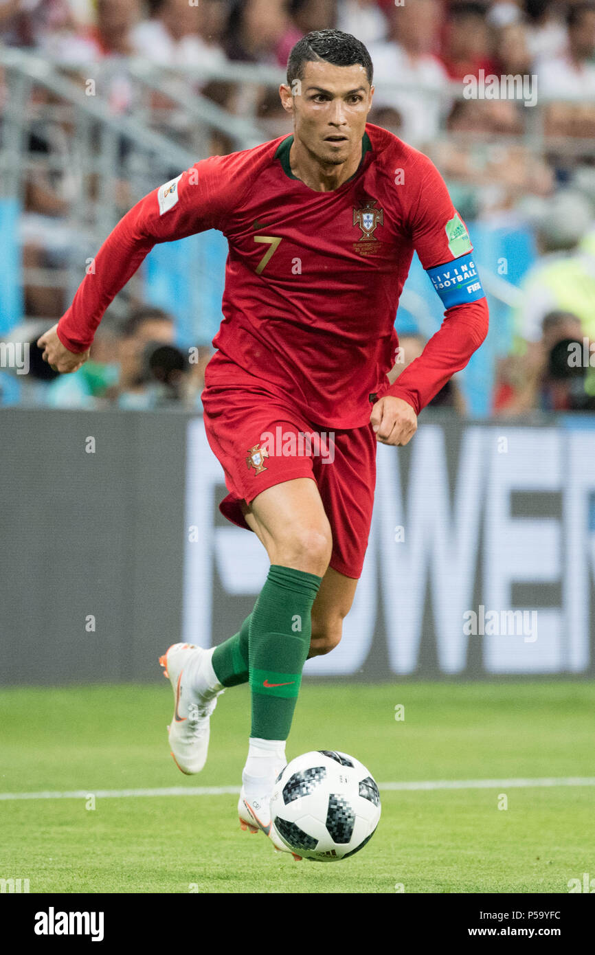 Saransk, Russland. 26th June, 2018. Cristiano RONALDO (POR) with Ball, Single Action with Ball, Action, Full Figure, Portrait, Iran (IRN) - Portugal (POR) 1: 1, Preliminary Round, Group B, Game 35, on 25.06.2018 in Saransk; Football World Cup 2018 in Russia from 14.06. - 15.07.2018. | usage worldwide Credit: dpa/Alamy Live News Stock Photo