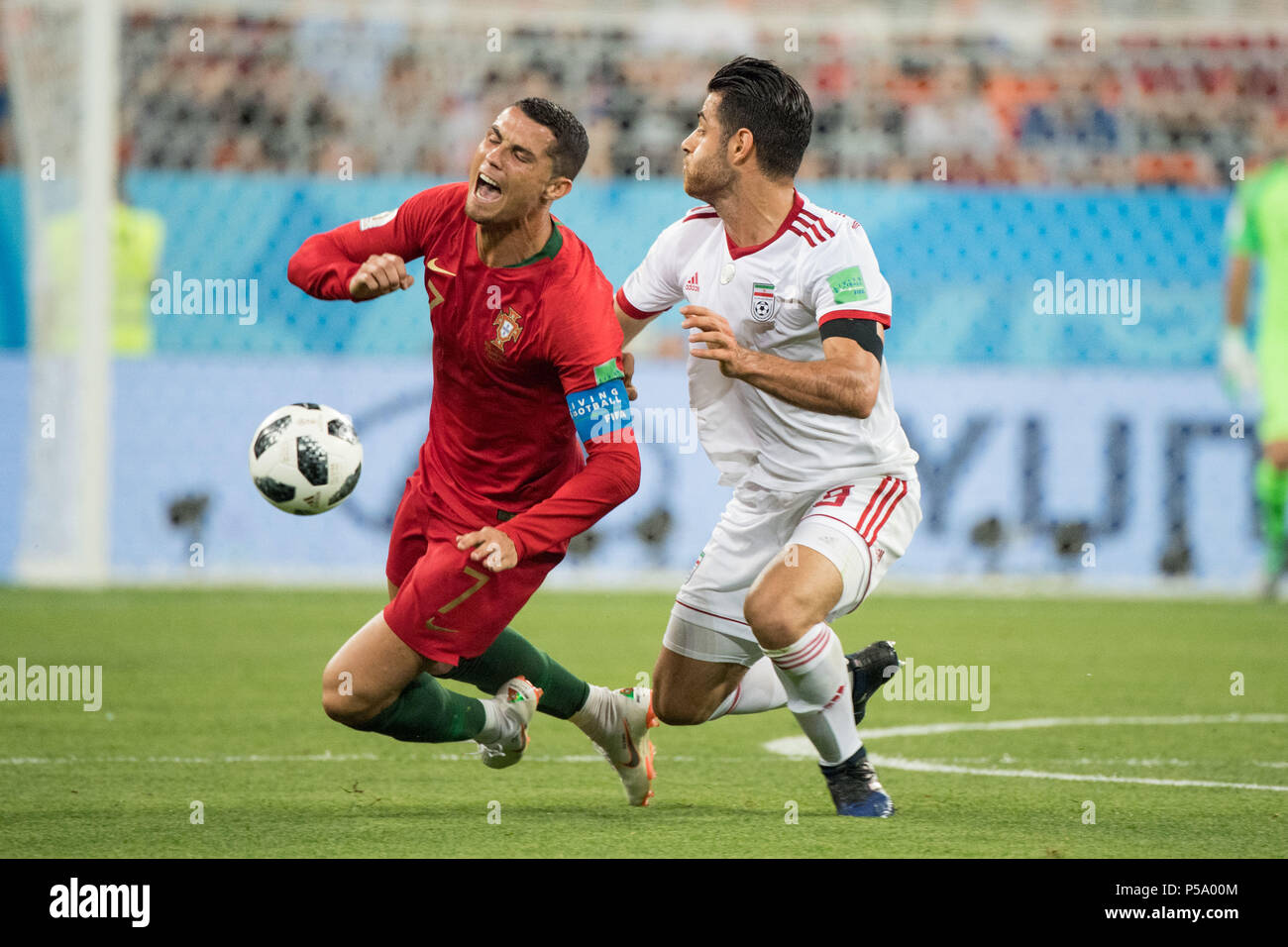 Saransk, Russland. 26th June, 2018. Cristiano RONALDO (left, POR) versus Morteza POURALIGANJI (IRN), action, duels, Iran (IRN) - Portugal (POR) 1: 1, preliminary round, group B, match 35, on 25.06.2018 in Saransk; Football World Cup 2018 in Russia from 14.06. - 15.07.2018. | usage worldwide Credit: dpa/Alamy Live News Stock Photo