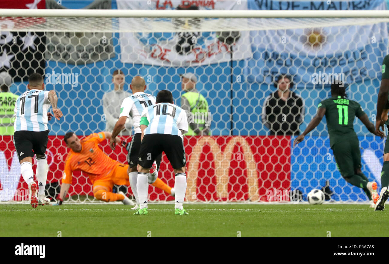 Moscow, Russia. 26th June, 2018. Soccer, World Cup 2018, Preliminary round, Group D, 3rd game day, Nigeria vs Argentina at the St. Petersburg Stadium: Nigeria's Victor Moses (R) scores the 1-1 goal in a penalty kick against Argentina's goalkeeper Franco Armani (bottom). Credit: Cezaro De Luca/dpa/Alamy Live News Stock Photo