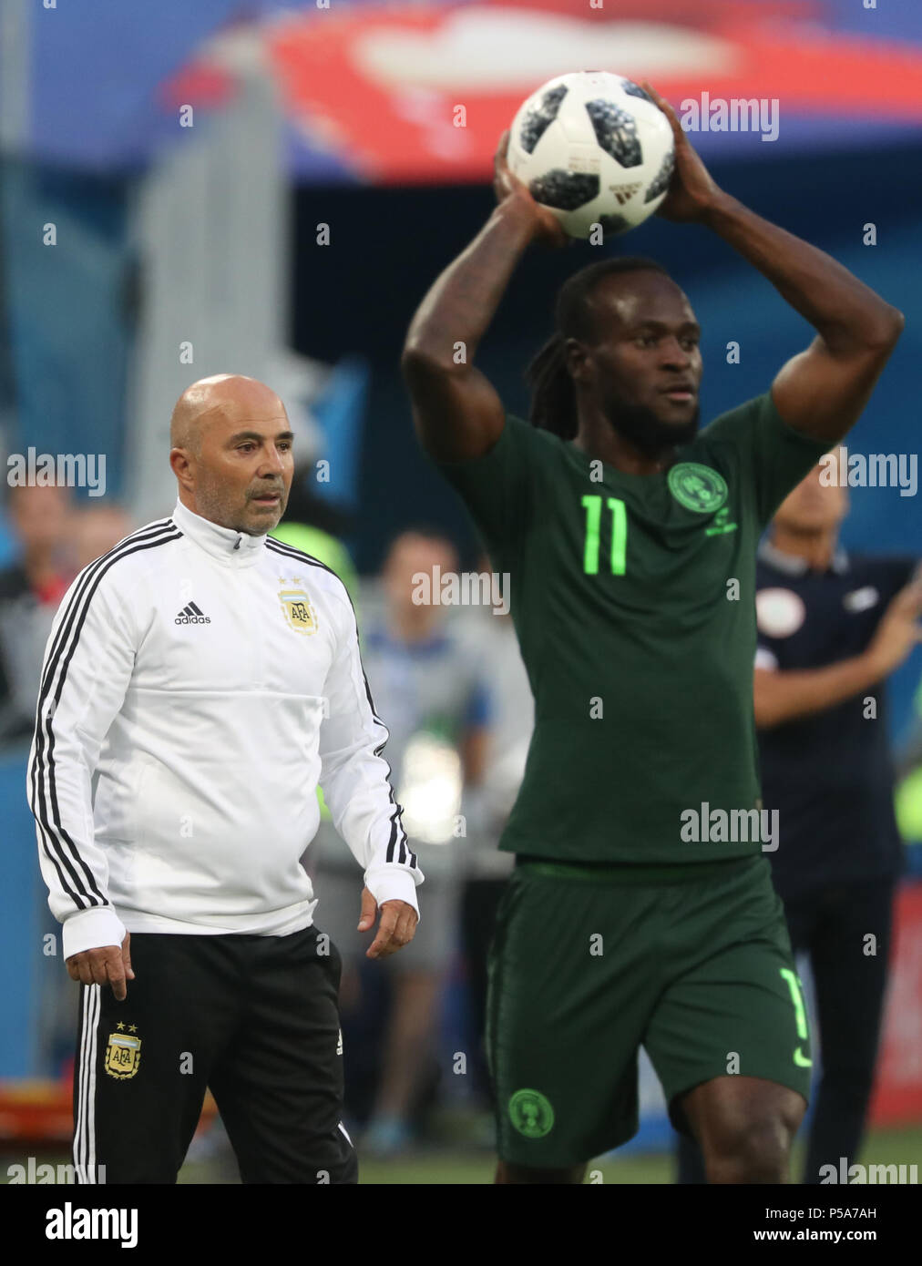 Moscow, Russia. 26th June, 2018. Soccer, World Cup 2018, Preliminary round, Group D, 3rd game day, Nigeria vs Argentina at the St. Petersburg Stadium: Argentina's Jorge Sampaoli (L) and Nigeria's Victor Moses on the sidelines. Credit: Cezaro De Luca/dpa/Alamy Live News Stock Photo