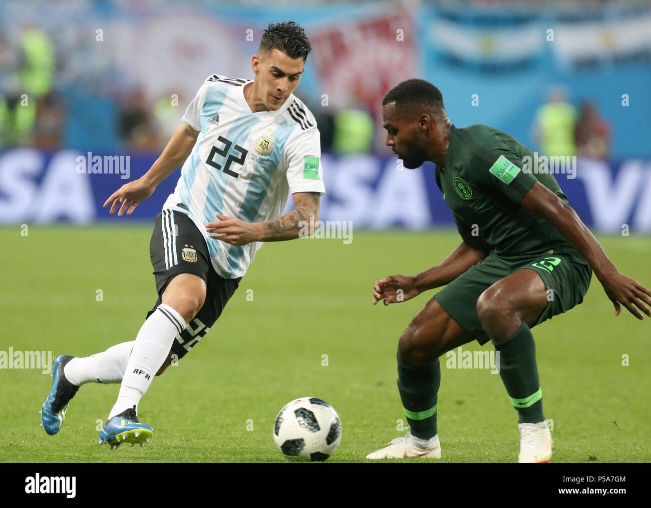 Moscow, Russia. 26th June, 2018. Soccer, World Cup 2018, Preliminary round, Group D, 3rd game day, Nigeria vs Argentina at the St. Petersburg Stadium: Argentina's Cristian Pavon (L) and Nigeria's Bryan Idowu vie for the ball. Credit: Cezaro De Luca/dpa/Alamy Live News Stock Photo