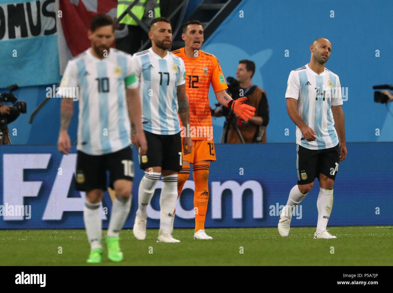 26 June 2018, Russia, Moscow: Soccer, World Cup 2018, Preliminary round, Group D, 3rd game day, Nigeria vs Argentina at the St. Petersburg Stadium: Argentina's goalkeeper Franco Armani (2-R) and Argentina's Javier Mascherano react to Nigeria's 1-1 goal. Photo: Cezaro De Luca/dpa Stock Photo