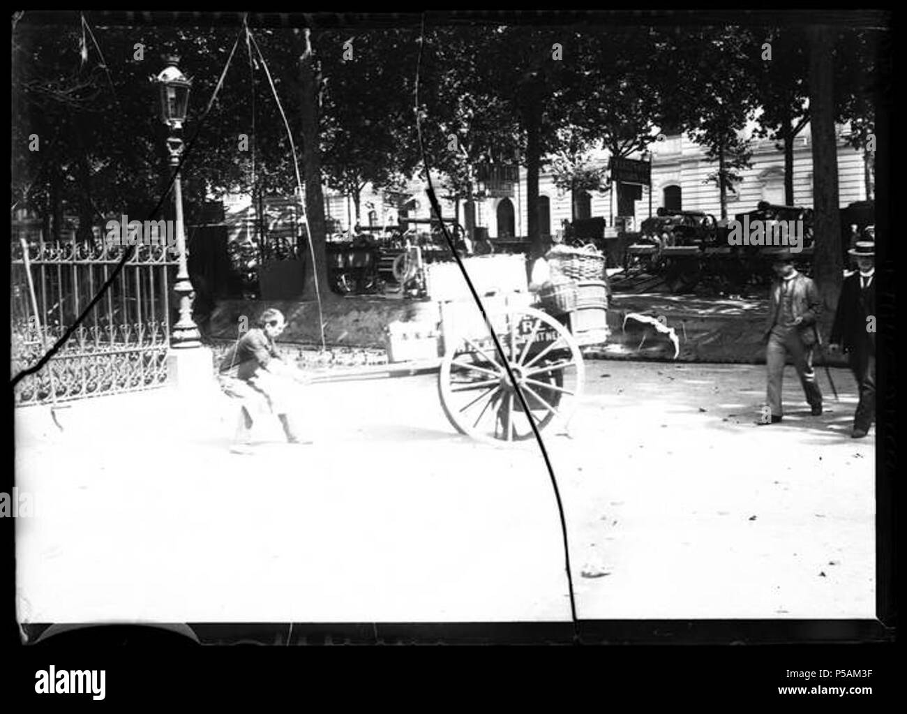374 Concours régional. Sur le trottoir. 16 mai 1895 (1895) - 51Fi41 - Fonds Trutat Stock Photo