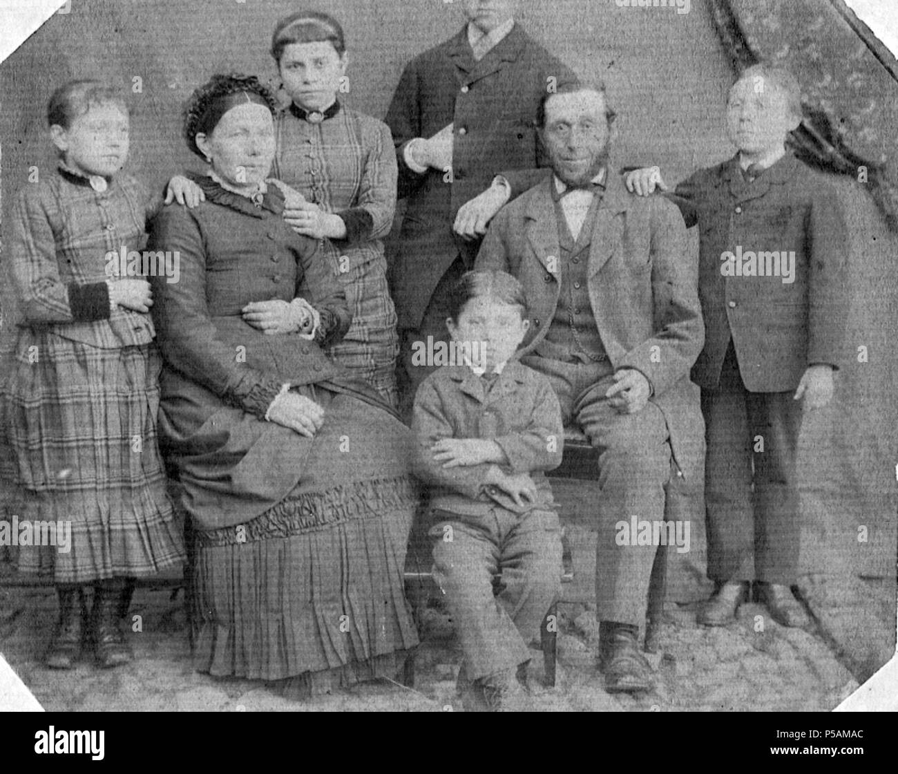 N/A. Die jüdische Familie Baer in Crainfeld (Ehepaar Benjamin und Fanny Baer mit seinen fünf Kindern) . 1880. Unknown 547 Familie Baer Crainfeld c1880 Stock Photo