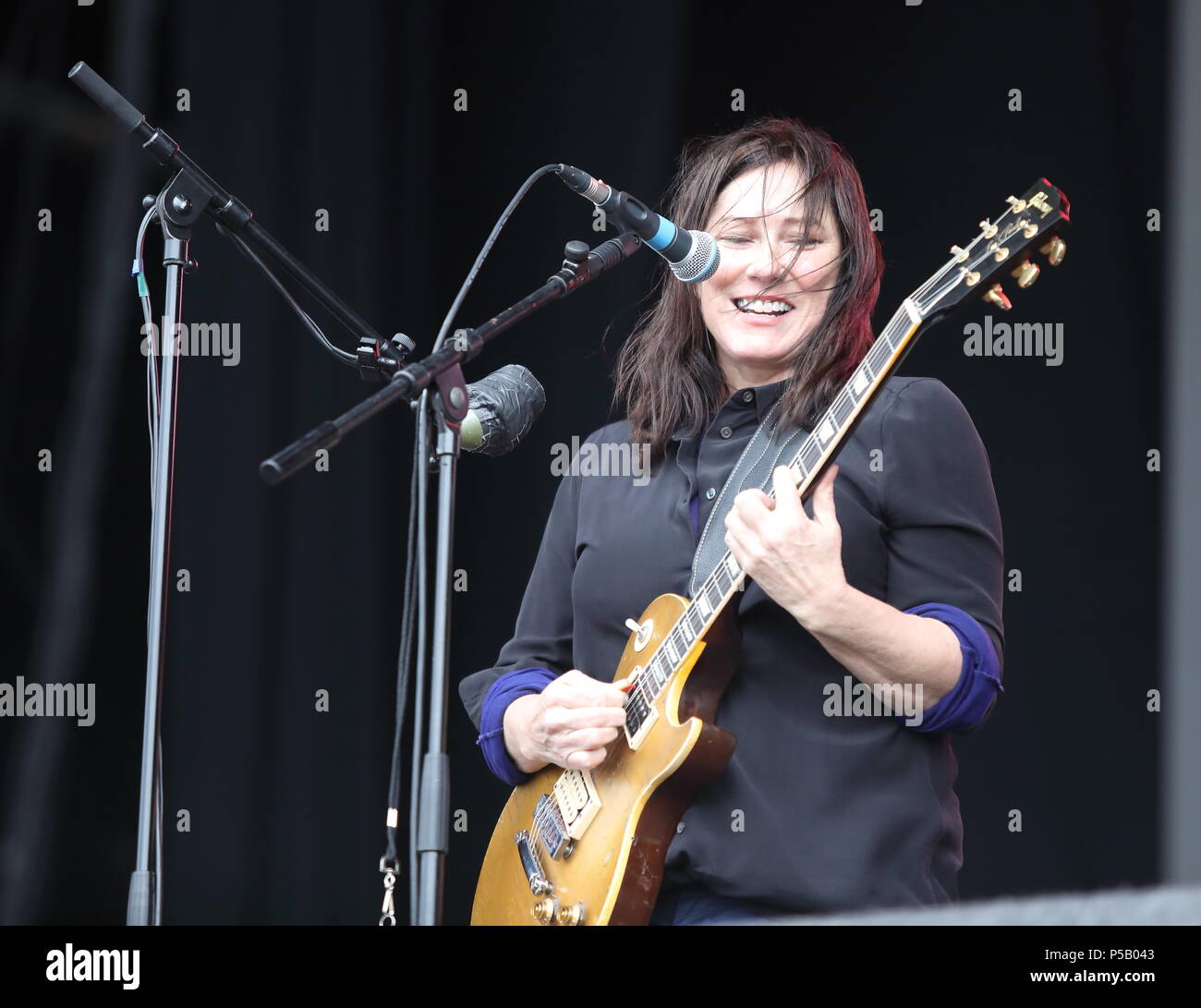 Kim deal the breeders hi-res stock photography and images