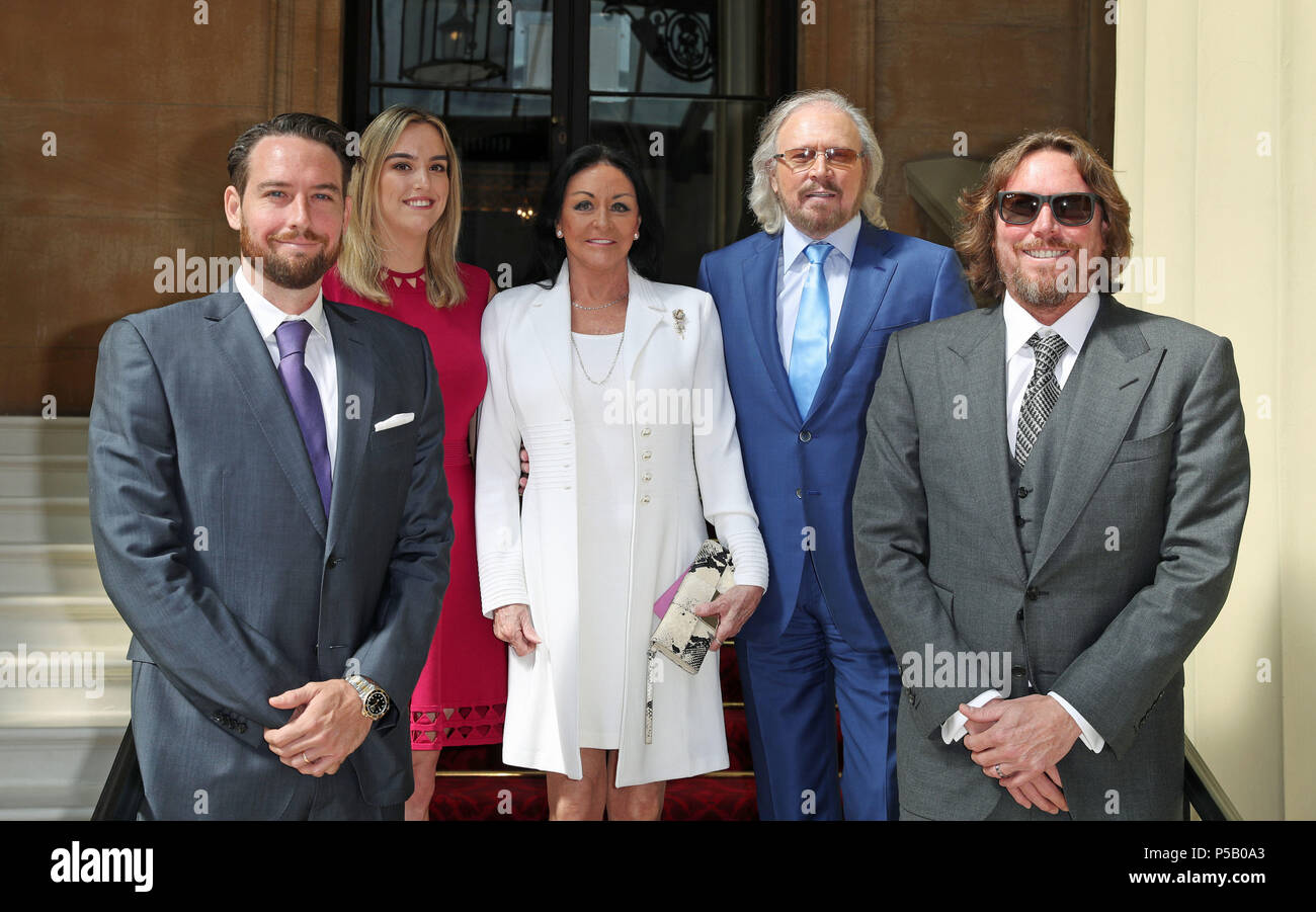 Singer and songwriter Barry Gibb, with his wife, Linda, and children, Michael (left), Alexandra and Ashley (right) at Buckingham Palace, London, where he will be knighted during today's investiture ceremony. Stock Photo