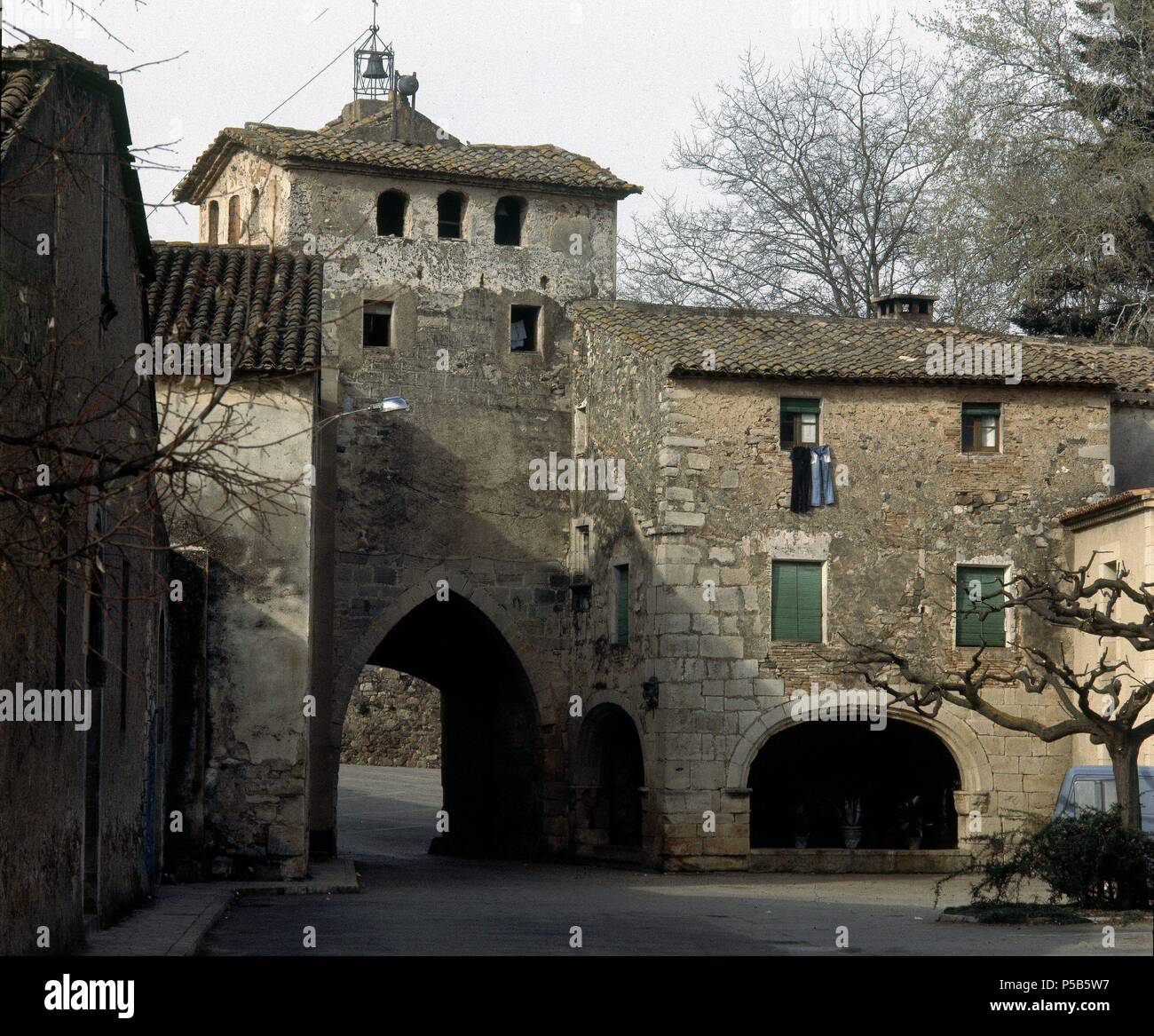 PUERTA DE ENTRADA DESDE DENTRO. Location: MONASTERIO DE POBLET, VIMBODÍ, TARRAGONA, SPAIN. Stock Photo