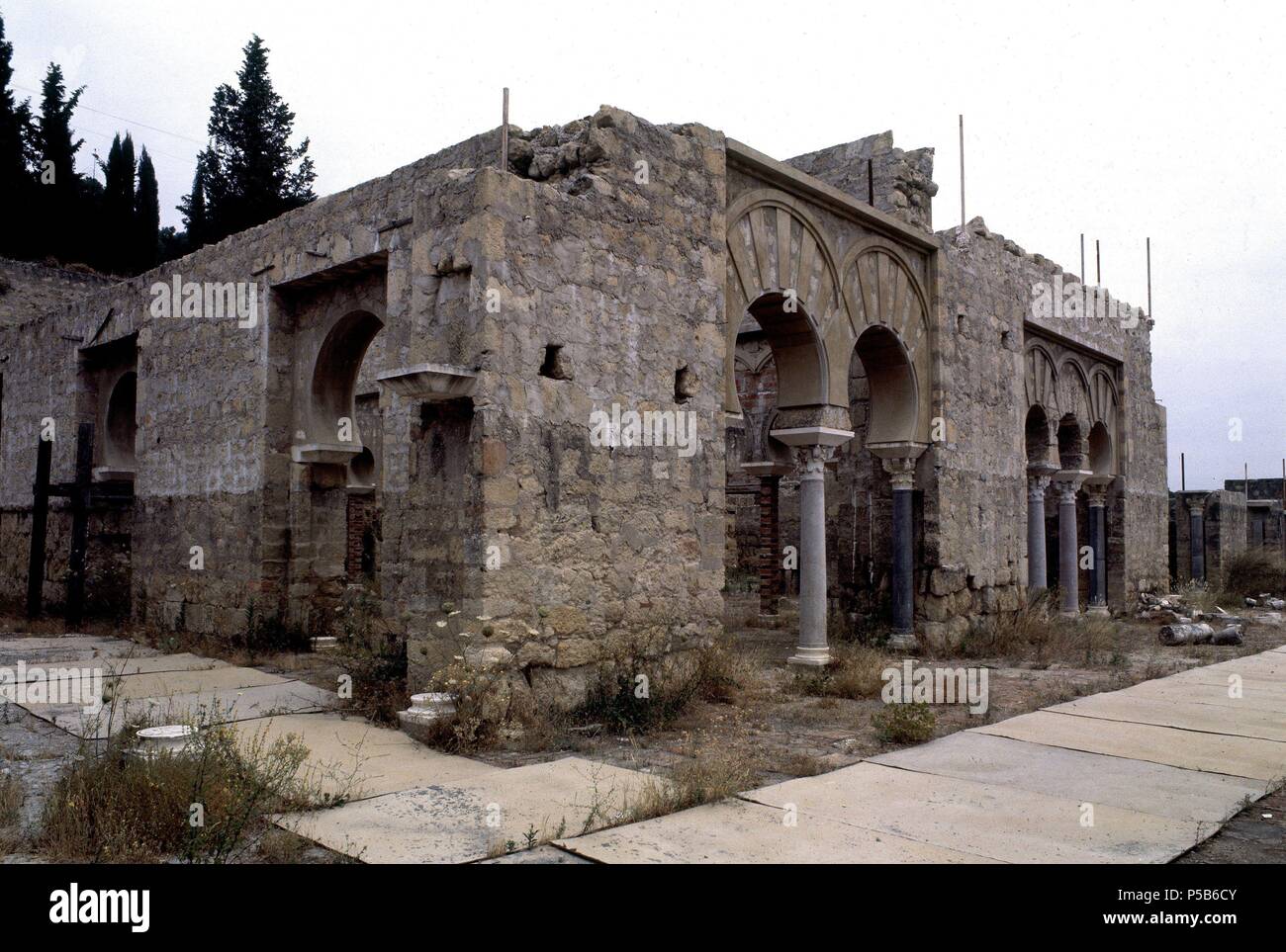CASA REAL-ANGULO EXTERIOR DEL SALON RICO-S X. Location: MEDINA AZAHARA ...