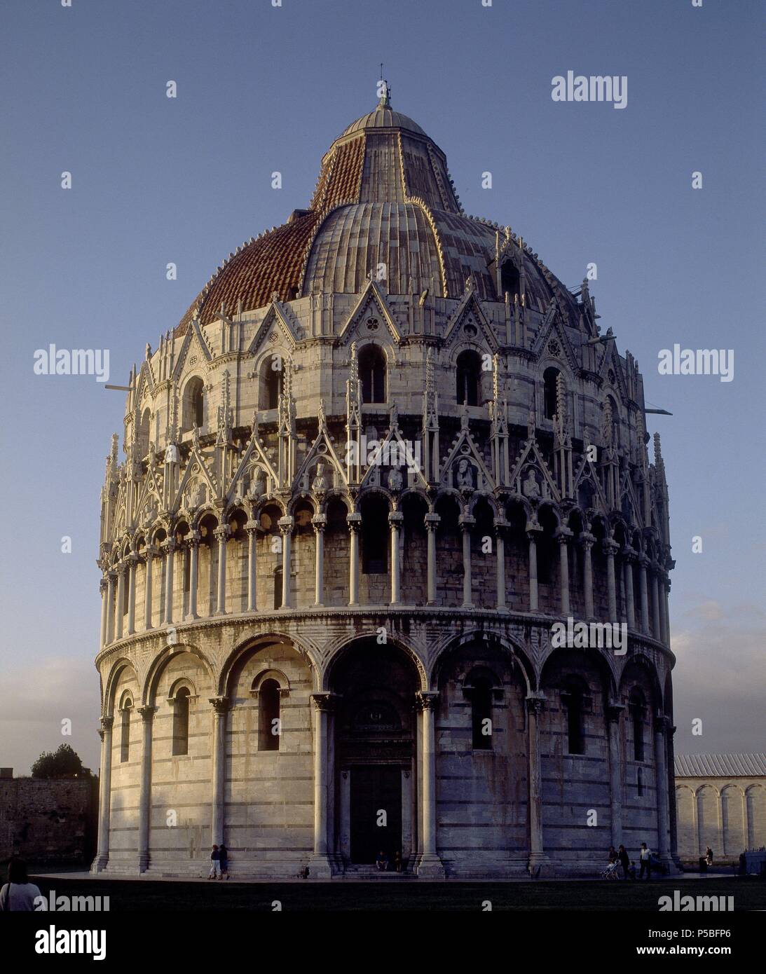 EXTERIOR DEL BAPTISTERIO DE PISA COMENZADO EN 1152 Y FINALIZADO EN 1363 - ROMANICO CON AÑADIDOS GOTICOS. Author: Diotisalvi (12th cent.). Location: BAPTISTERIO, PISA, ITALIA. Stock Photo