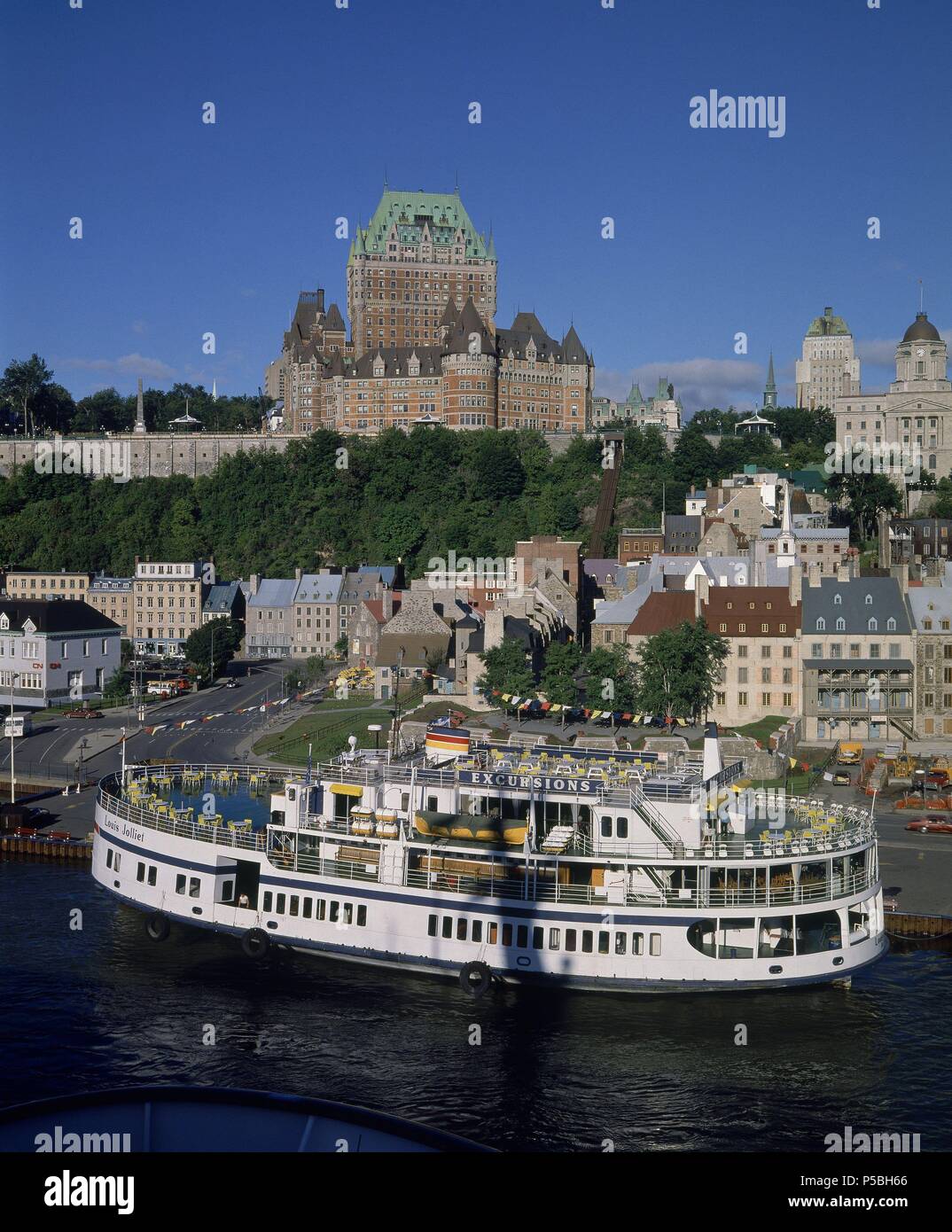 PANORAMICA DE LA CIUDAD-CRUCERO TURISTICO POR EL RIO SAN LORENZO. Location: EXTERIOR, QUEBEC, CANADA. Stock Photo