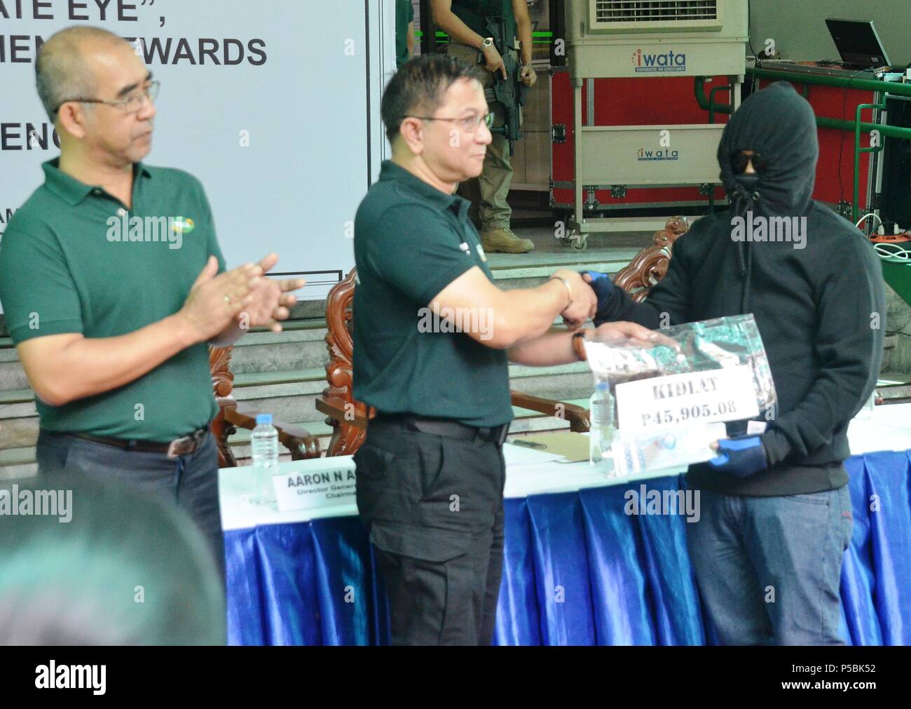 Quezon City, Philippines. 26th June, 2018. 'Kidlat' was rewarded with P45,905.08 after he supplied information which resulted in the confiscation of 1,001.1 grams of shabu and the arrest of three drug personalities following a buy-bust operation along Valdez Street, Upper Bicutan, Taguig City on December 13, 2017. Credit: Robert Oswald Alfiler/Pacific Press/Alamy Live News Stock Photo