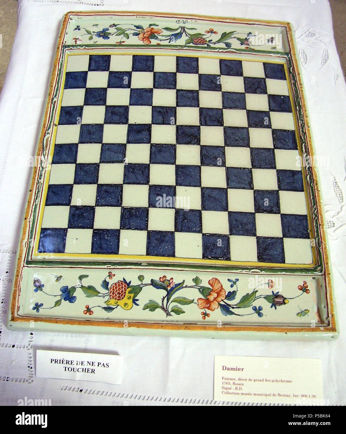 N/A. English: A faïence draught board from 1765 made in Rouen. Deutsch: Ein Damebrett aus Fayence aus Rouen (1765). Français : Damier en faïence, collection musée de Bernay. 1765. R.D. 408 Damier 1765 Stock Photo