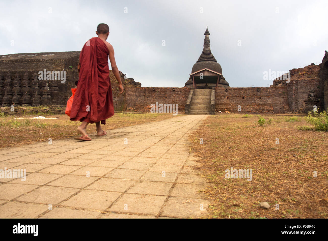 Buddhist monk wallpaper hi-res stock photography and images - Alamy