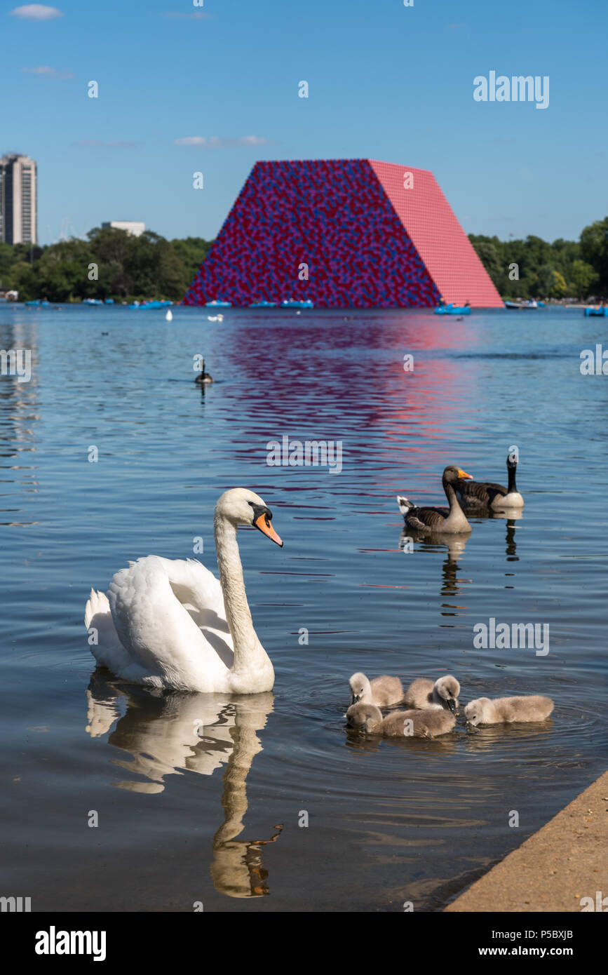 London Mastaba Temporary Sculpture by Christo & Jeanne Claude on Serpentine Stock Photo