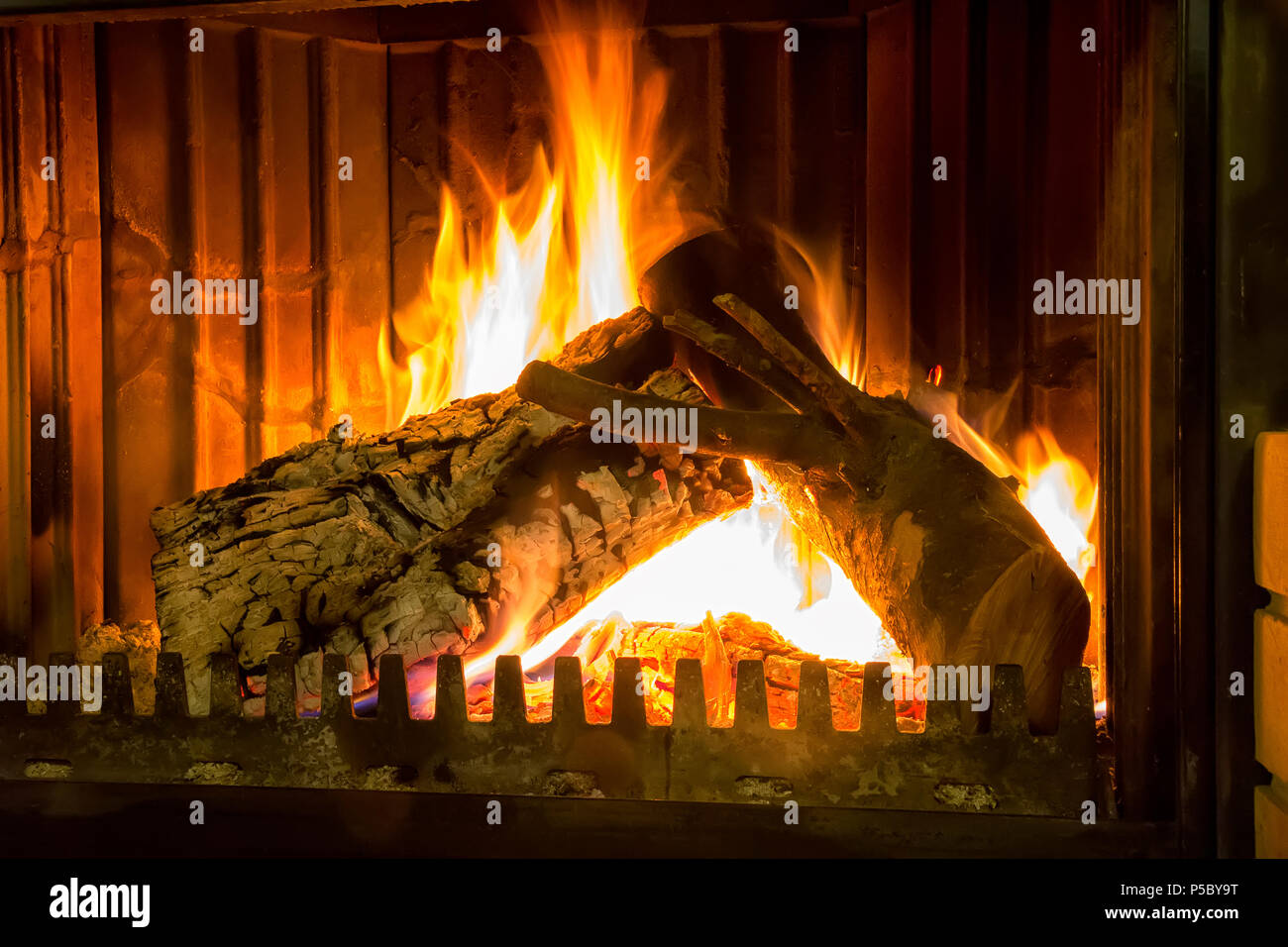 Lửa đốt là một phần vô cùng quan trọng của buổi tiệc Giáng sinh. Chúng mang lại không khí ấm áp, tạo nên một cảm giác thân thuộc cho mọi người. Hãy xem những hình ảnh đẹp của lửa đốt trong đêm Giáng sinh.