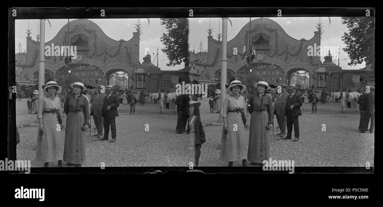 Français : Arc de triomphe porte Saint-Cyprien . Français : Porte Saint- Cyprien, allées Charles-de-Fitte. Vers 1890. Vue d'ensemble d'un groupe de  quatre personnes posant devant l'arc de triomphe construit à l'occasion  d'une