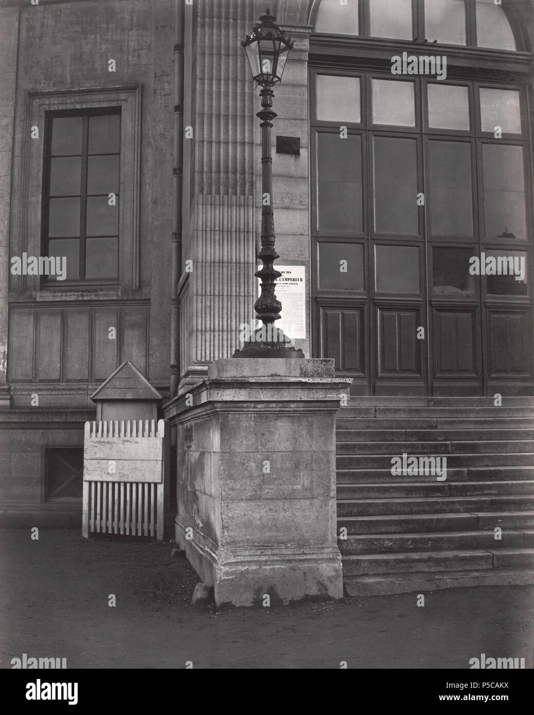 Chemin de fer de Sceaux (sur l'escalier) no. 69. English: Single lantern on decorative iron lamp post mounted on stone base adjoining shallow flight of stone steps. Français : Lanterne à base hexagonale posée sur un candélabre décoratif en fonte supporté par une base de pierre délimitant une courte volée d'escalier. 1878. N/A 326 Charles Marville, Chemin de fer de Sceaux, sur l'escalier, 1878 Stock Photo