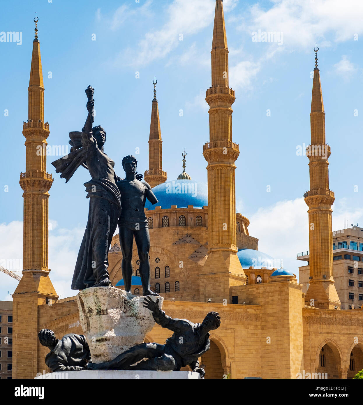 The Martyrs statue and Mohammed al-Amin Mosque in Martyrs Square, Beirut , Lebanon Stock Photo