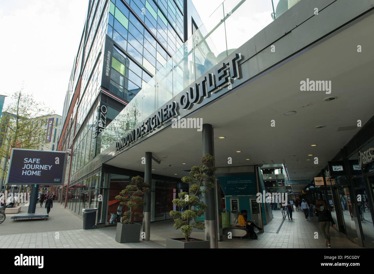internal clutch Homeless London Designer Outlet High Resolution Stock Photography and Images - Alamy
