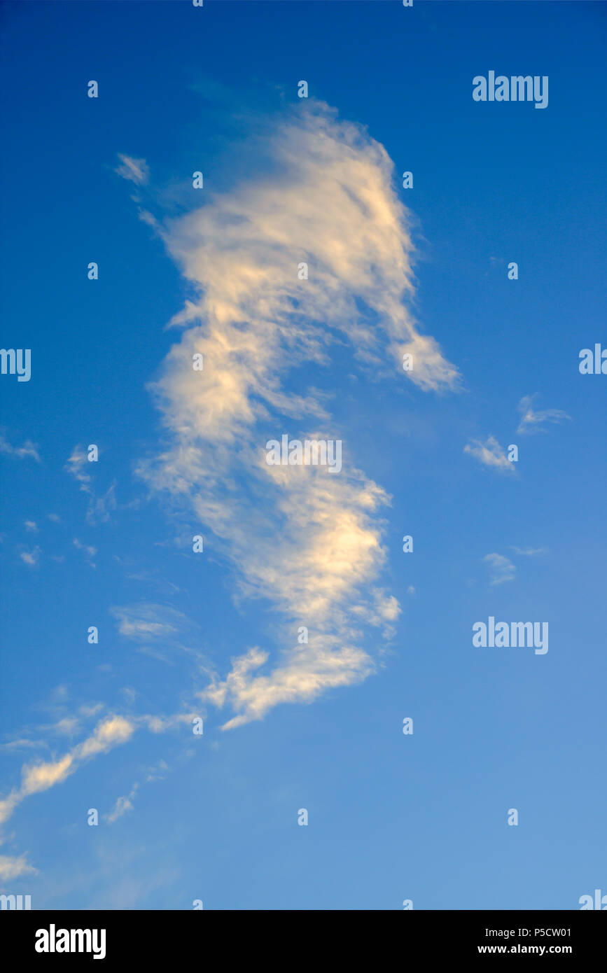 Nube solitaria con fondo de cielo azul Stock Photo