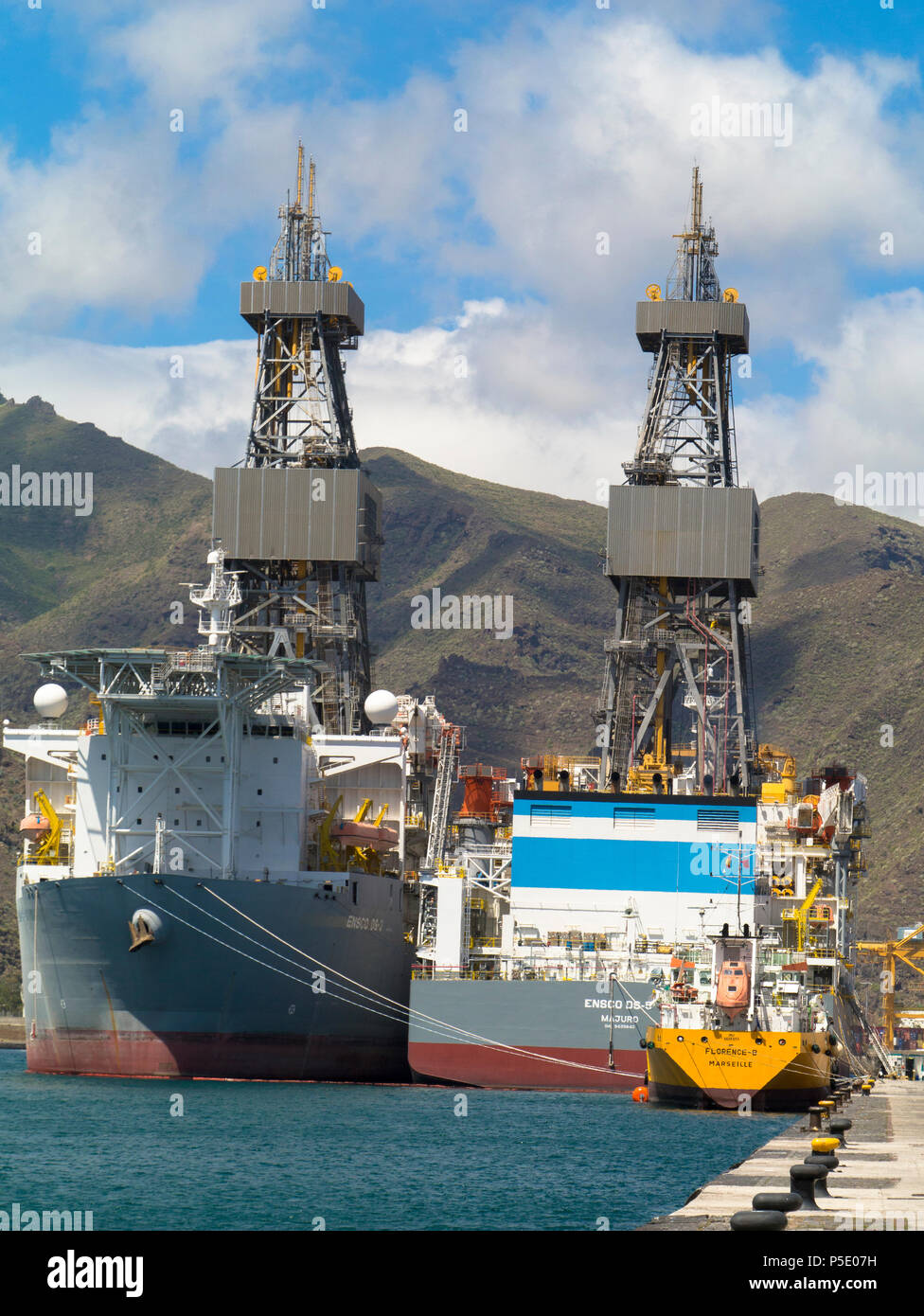 Laid up oil rigs hi-res stock photography and images - Alamy