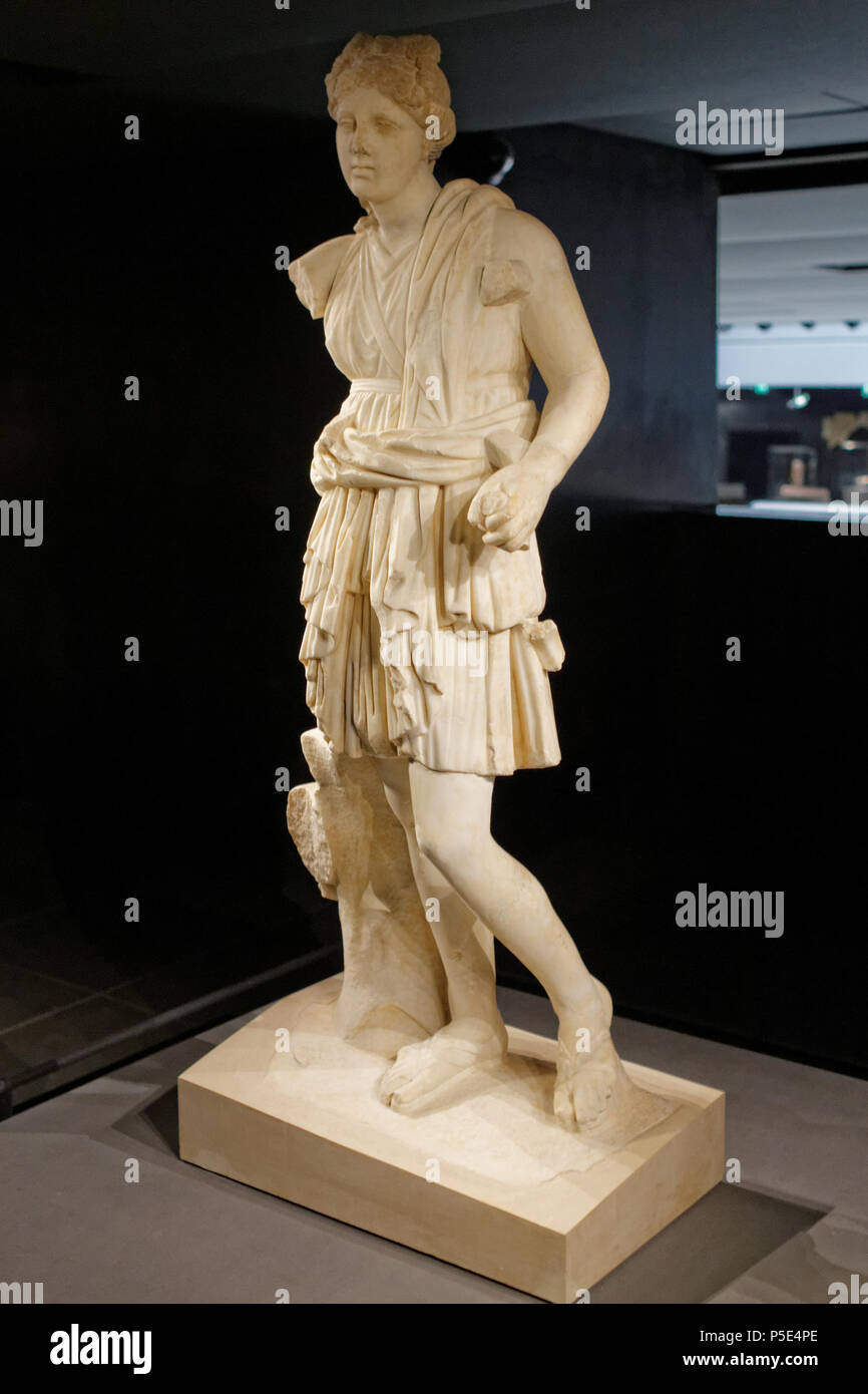 Artemis statue louvre hi-res stock photography and images - Alamy