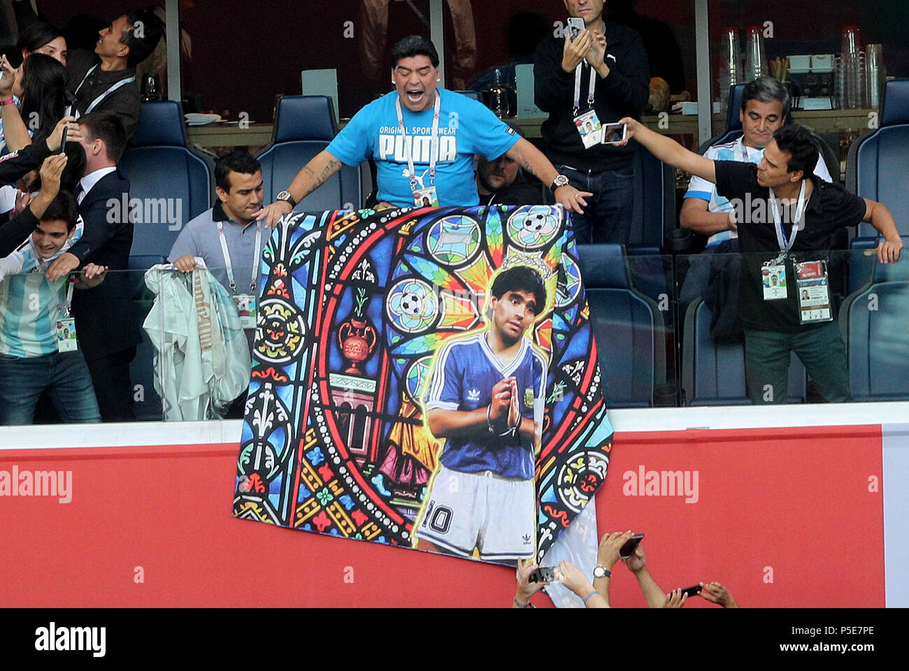 Diego Maradona in the stands Stock Photo - Alamy