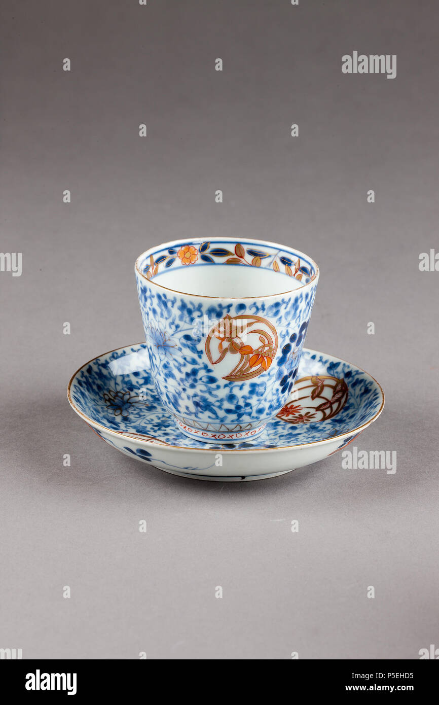URI 210 Blommig kopp från Japan gjord på 1700-talet - Hallwylska museet -  96022 Stock Photo - Alamy
