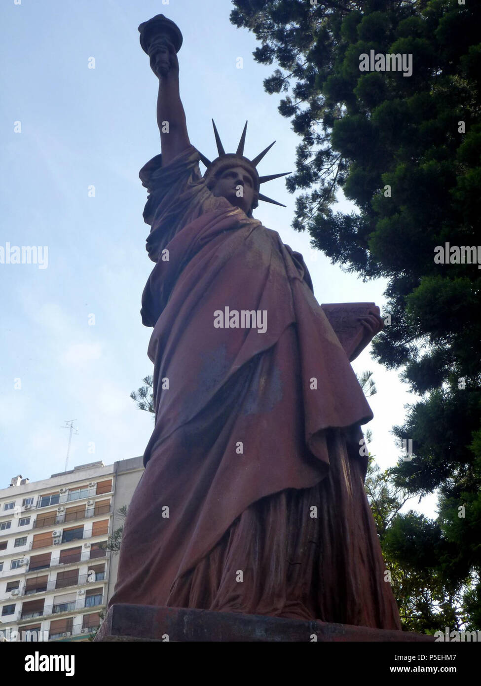 N/A. English: Statue of Liberty replica in Barrancas de Belgrano, city of Buenos Aires. It was inaugurated on October 3, 1886. 1886 (sculpture) 2014-02-17 16:49:54 (photo). Frédéric Auguste Bartholdi (1834–1904) (sculpture) Benjamin Dumas (photo) 531 Estatua de la Libertad en Buenos Aires Stock Photo